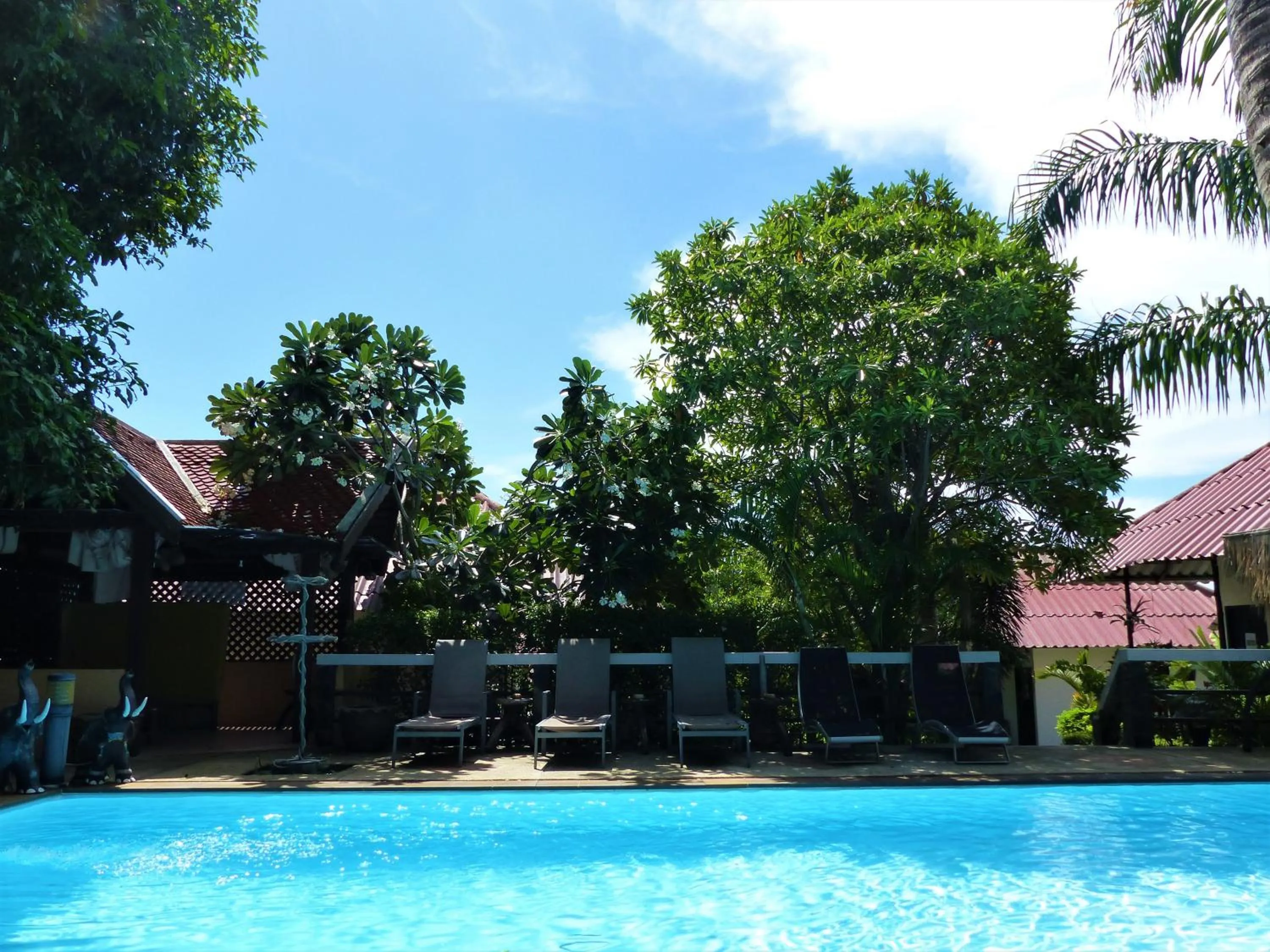 Swimming pool in Bee Nat Garden Resort