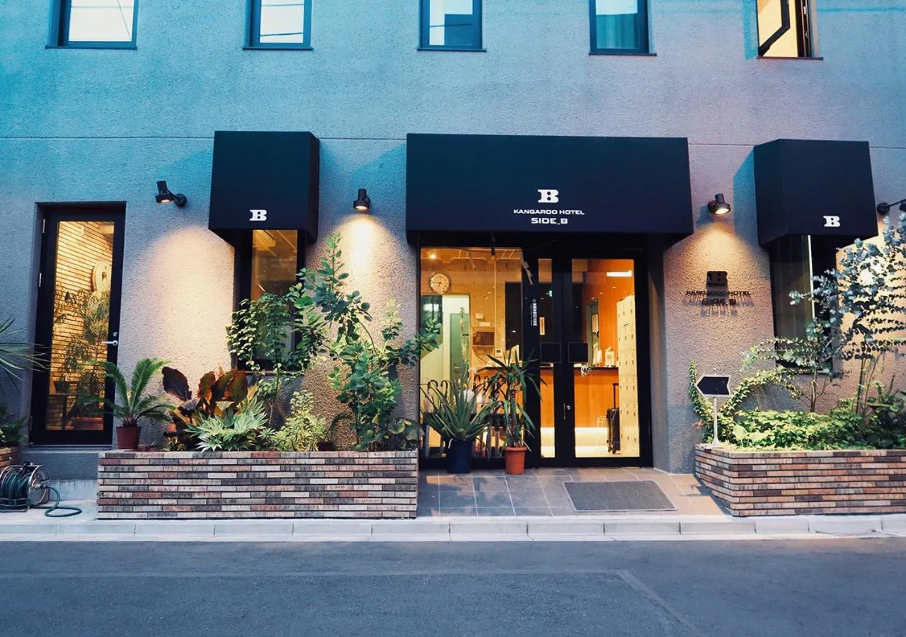 Facade/entrance in Kangaroo Hotel Side B