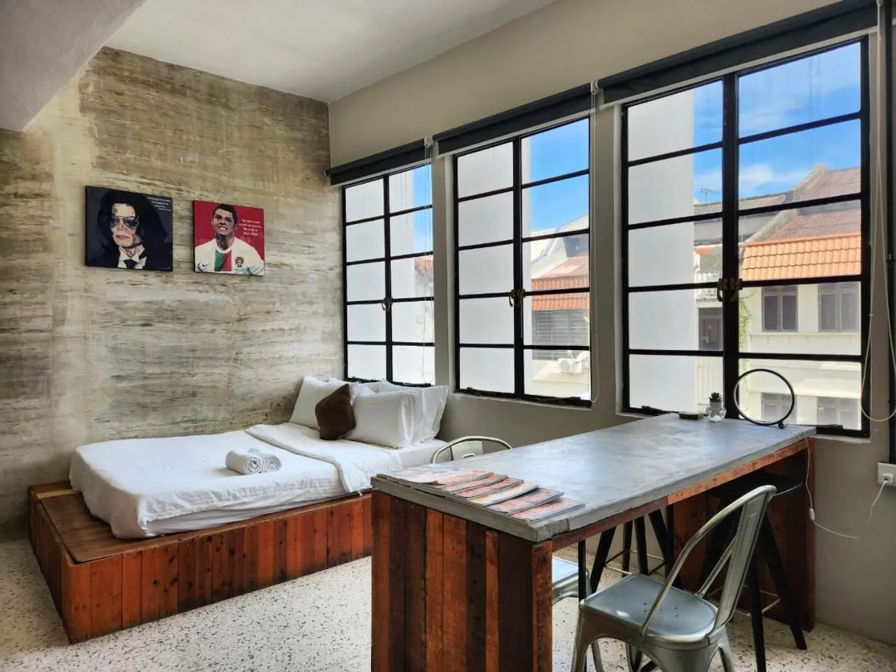 Communal kitchen, Bed in Kim Haus Loft