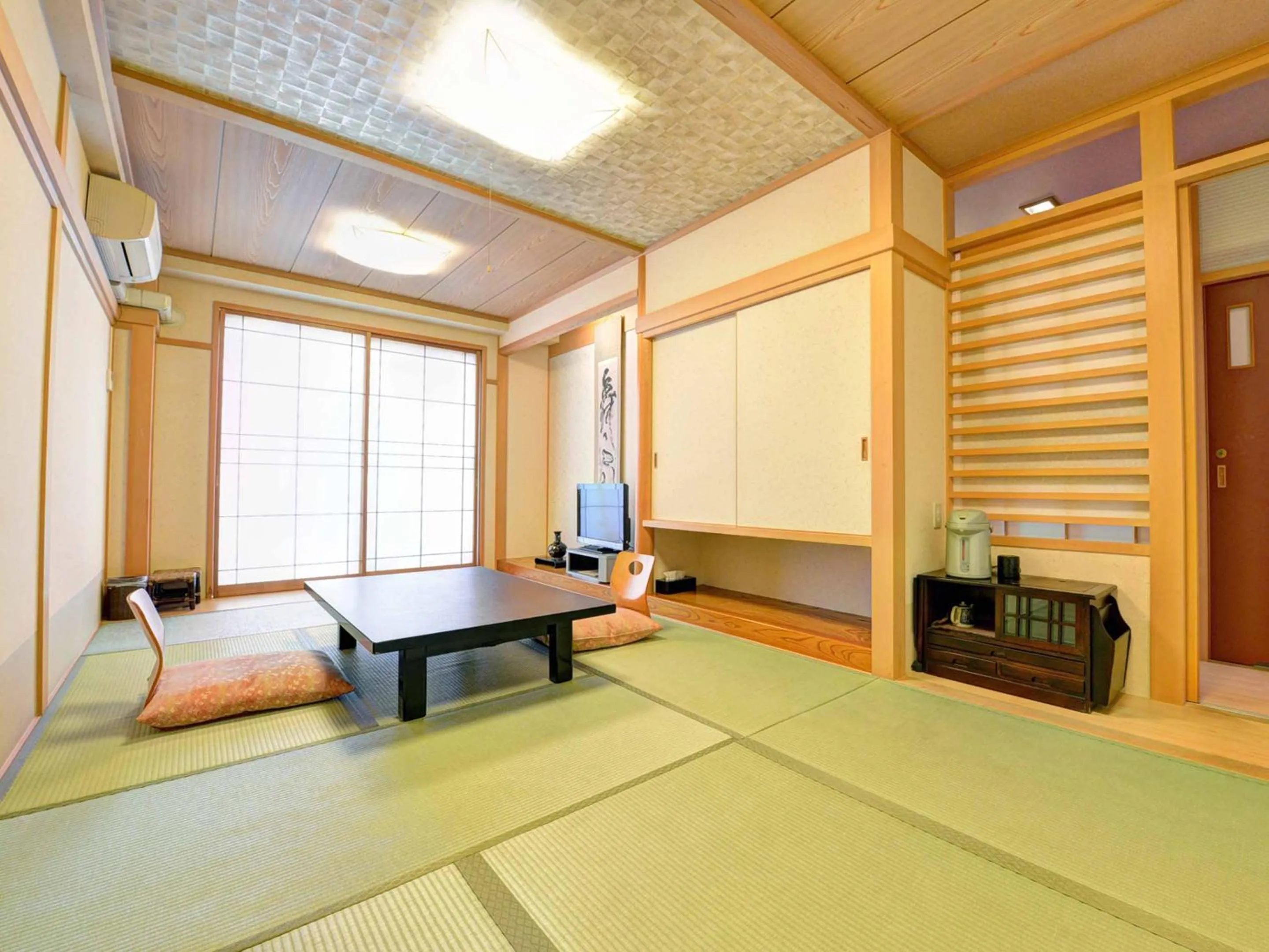 Photo of the whole room, Bed in Takumi Kanko Hotel