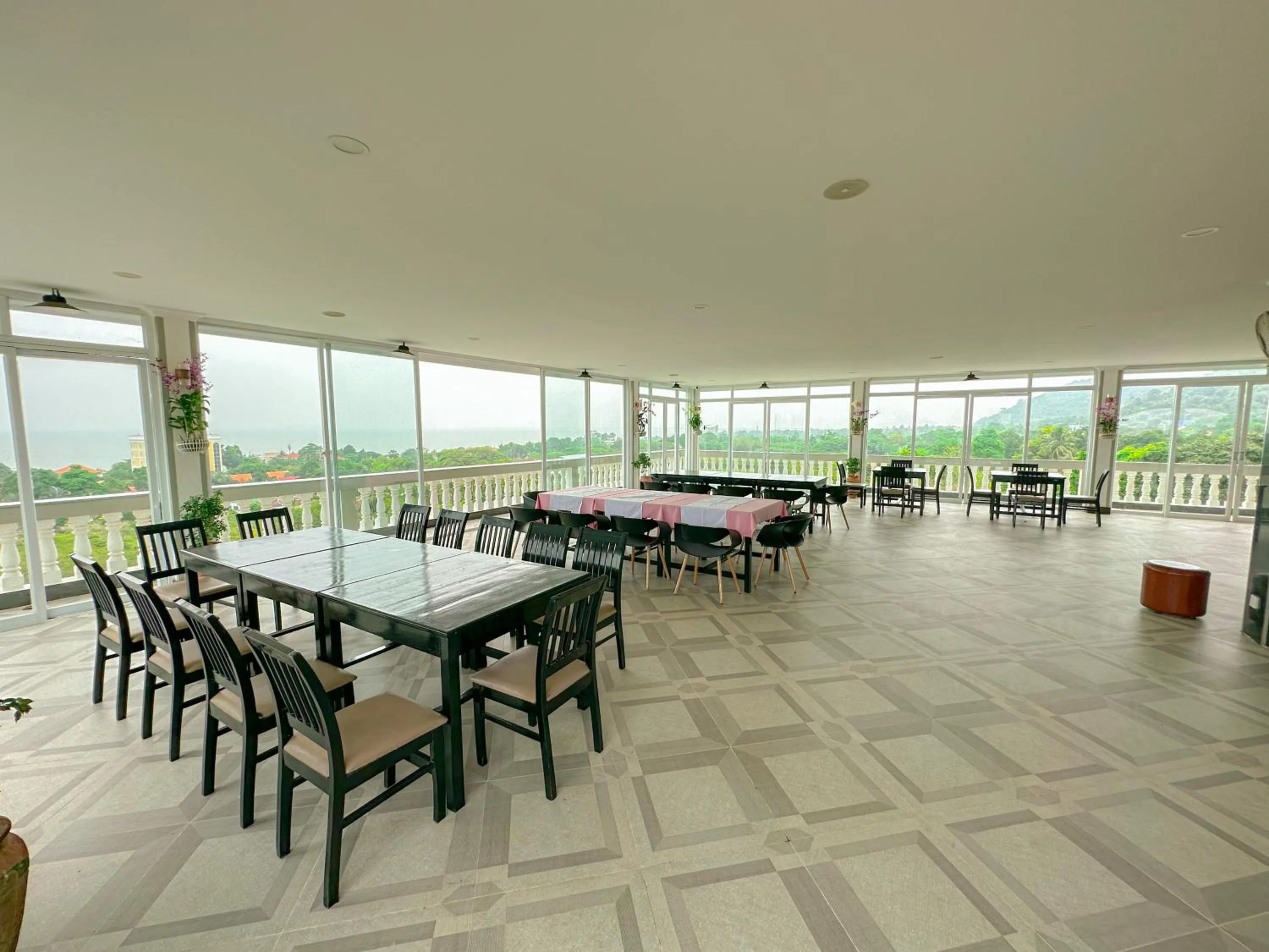 Restaurant/places to eat in Summer Resort