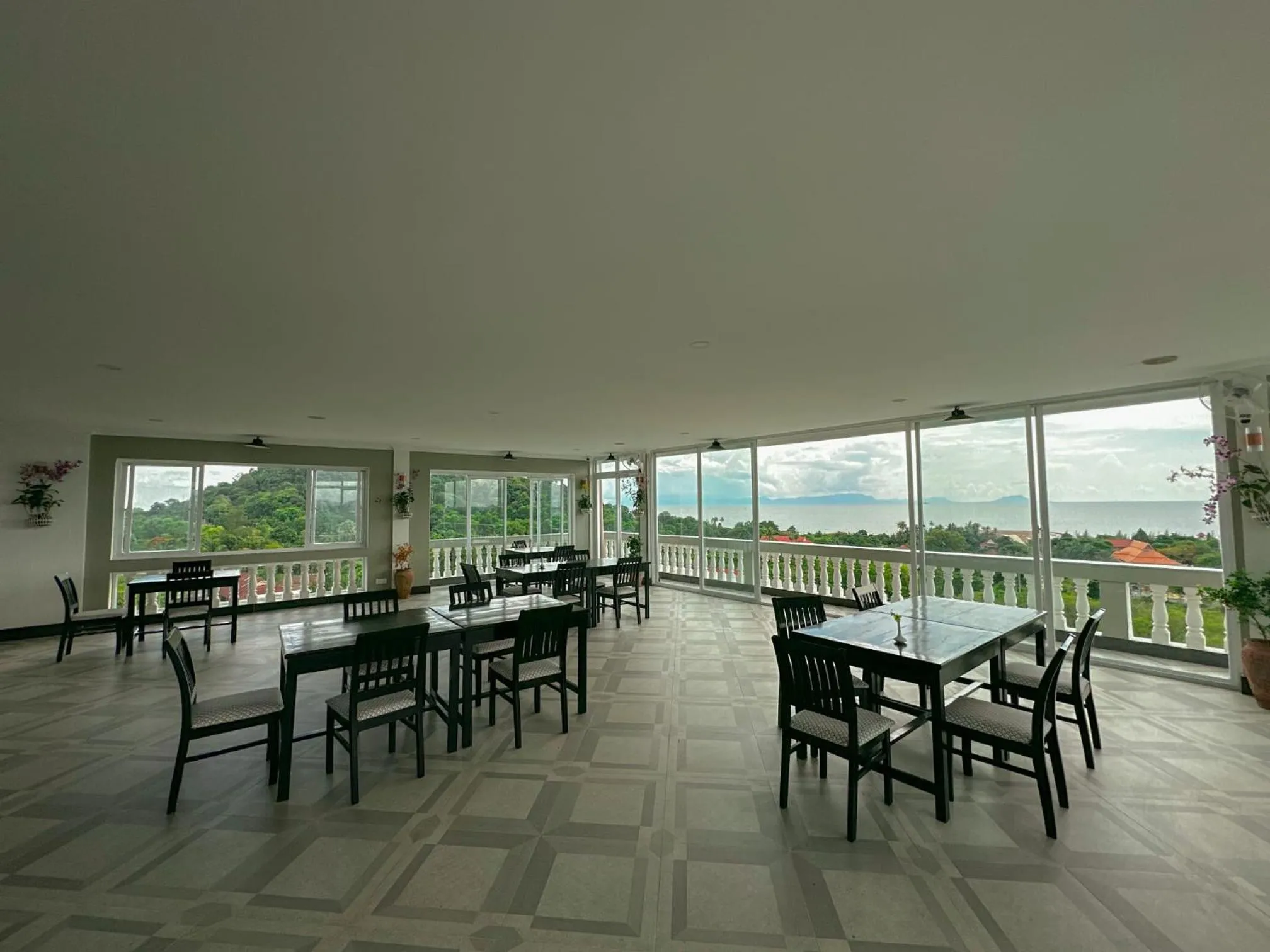 Restaurant/places to eat in Summer Resort