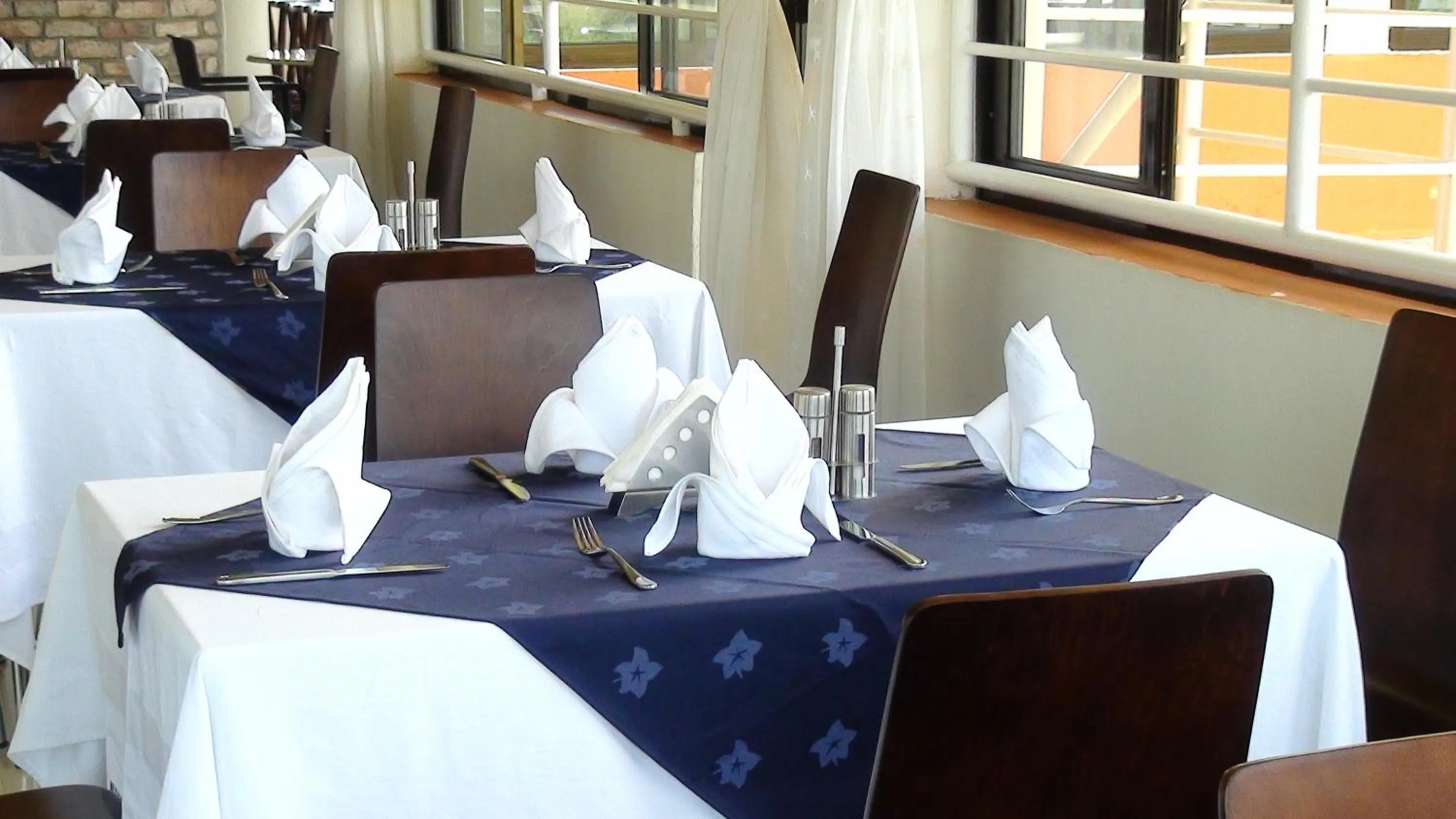 Restaurant/places to eat in The Crested Crane Bwindi Hotel