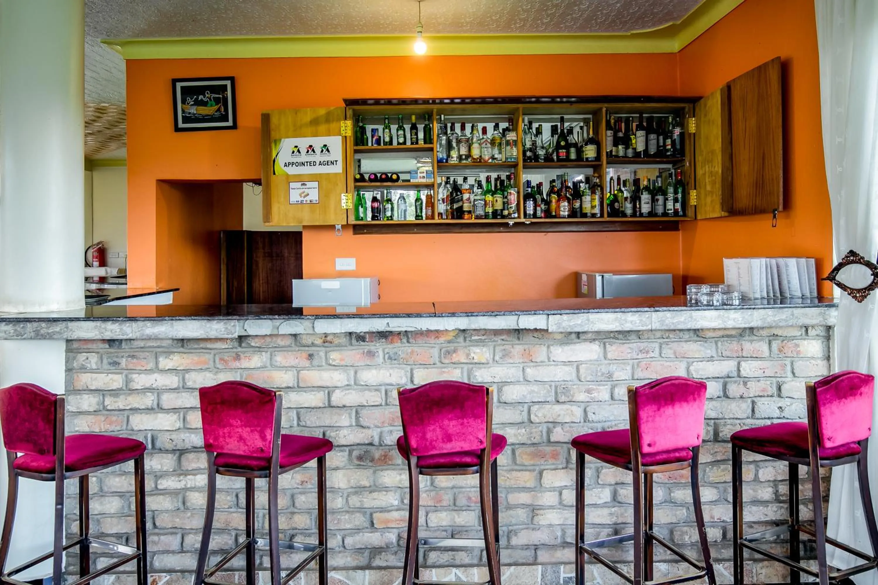 Lounge or bar in The Crested Crane Bwindi Hotel