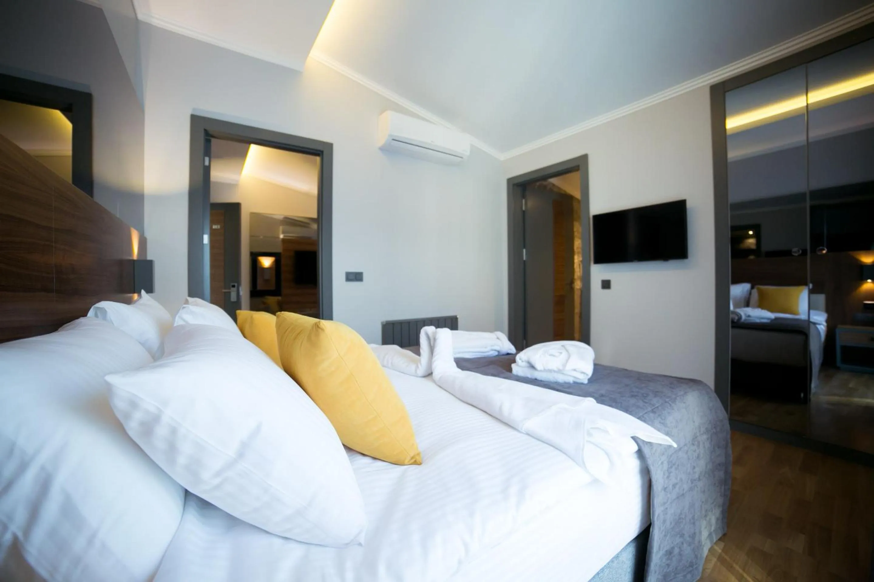 Decorative detail in Ankacity Suit Flat