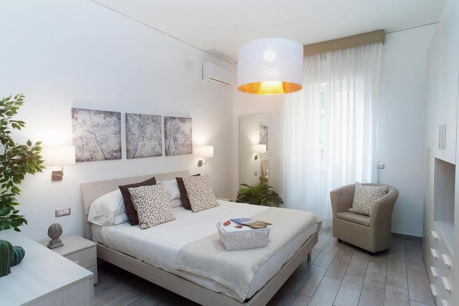 Photo of the whole room, Bed in Residenza Flegrea