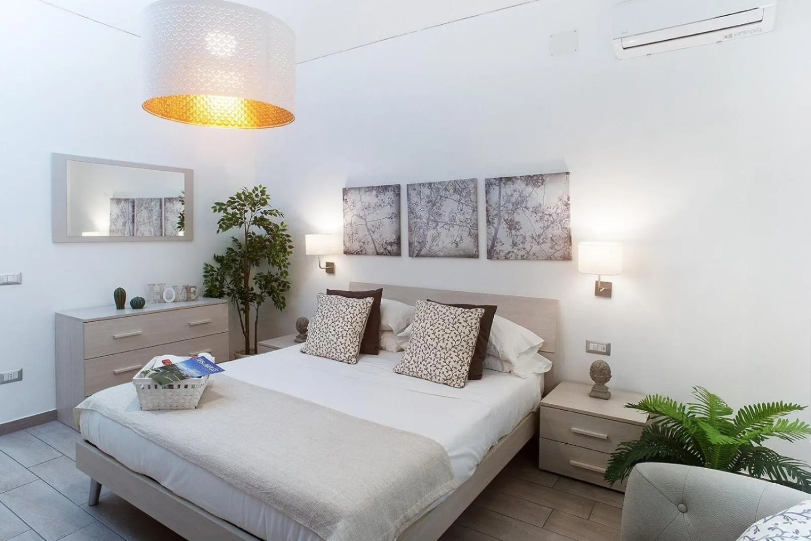 Photo of the whole room, Bed in Residenza Flegrea