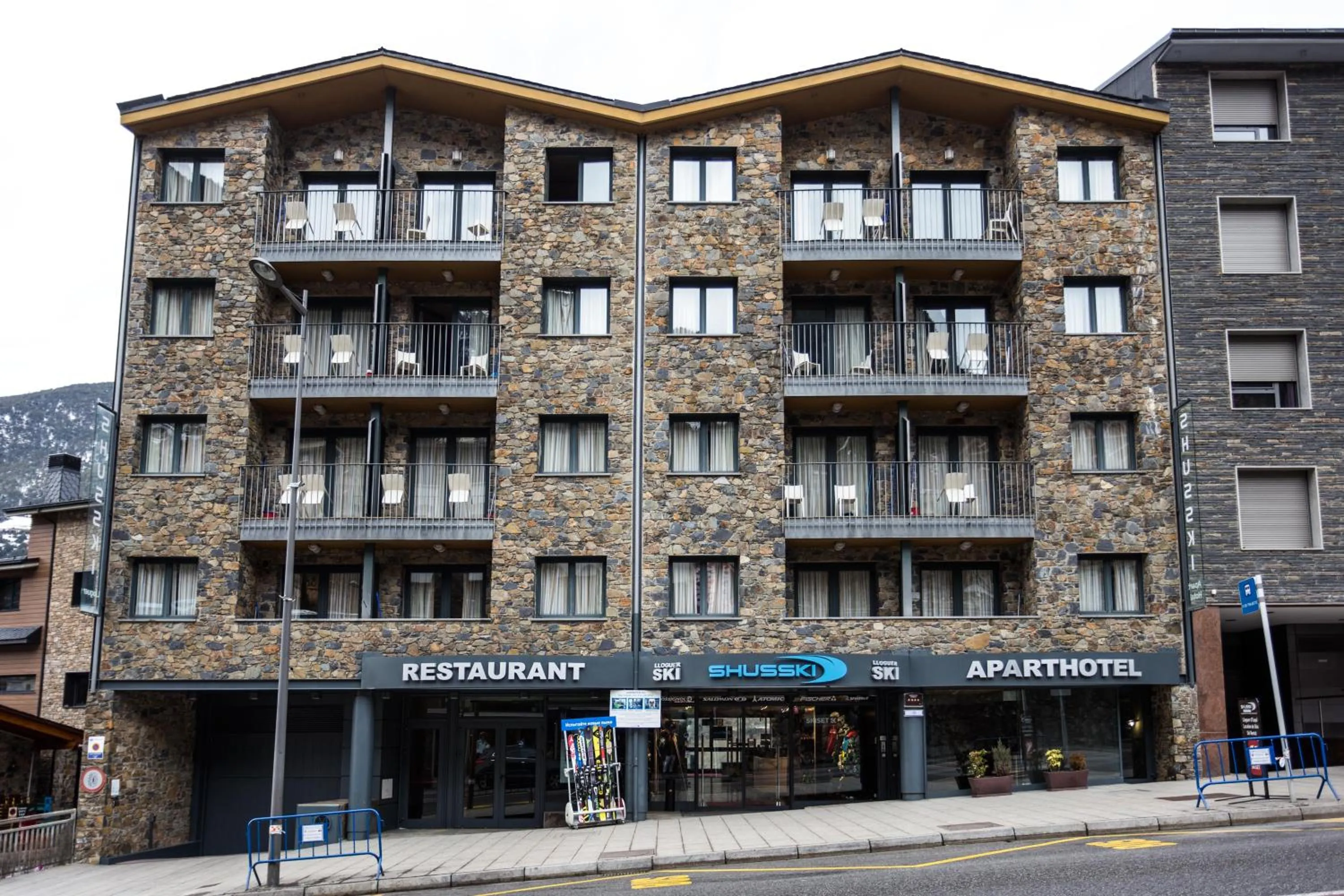 Facade/entrance in Apartaments Shusski by Nexta