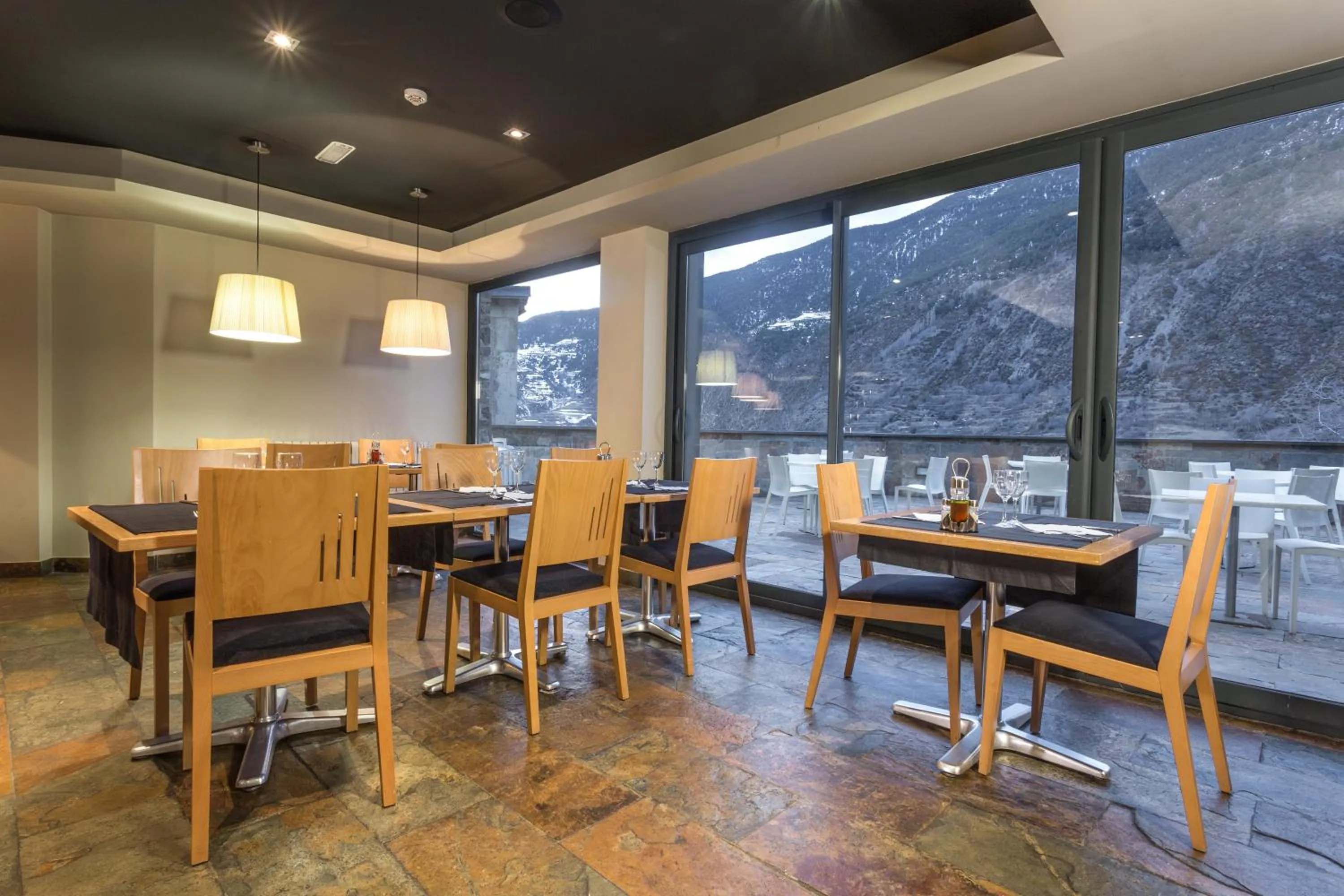 Restaurant/places to eat in Apartaments Shusski by Nexta