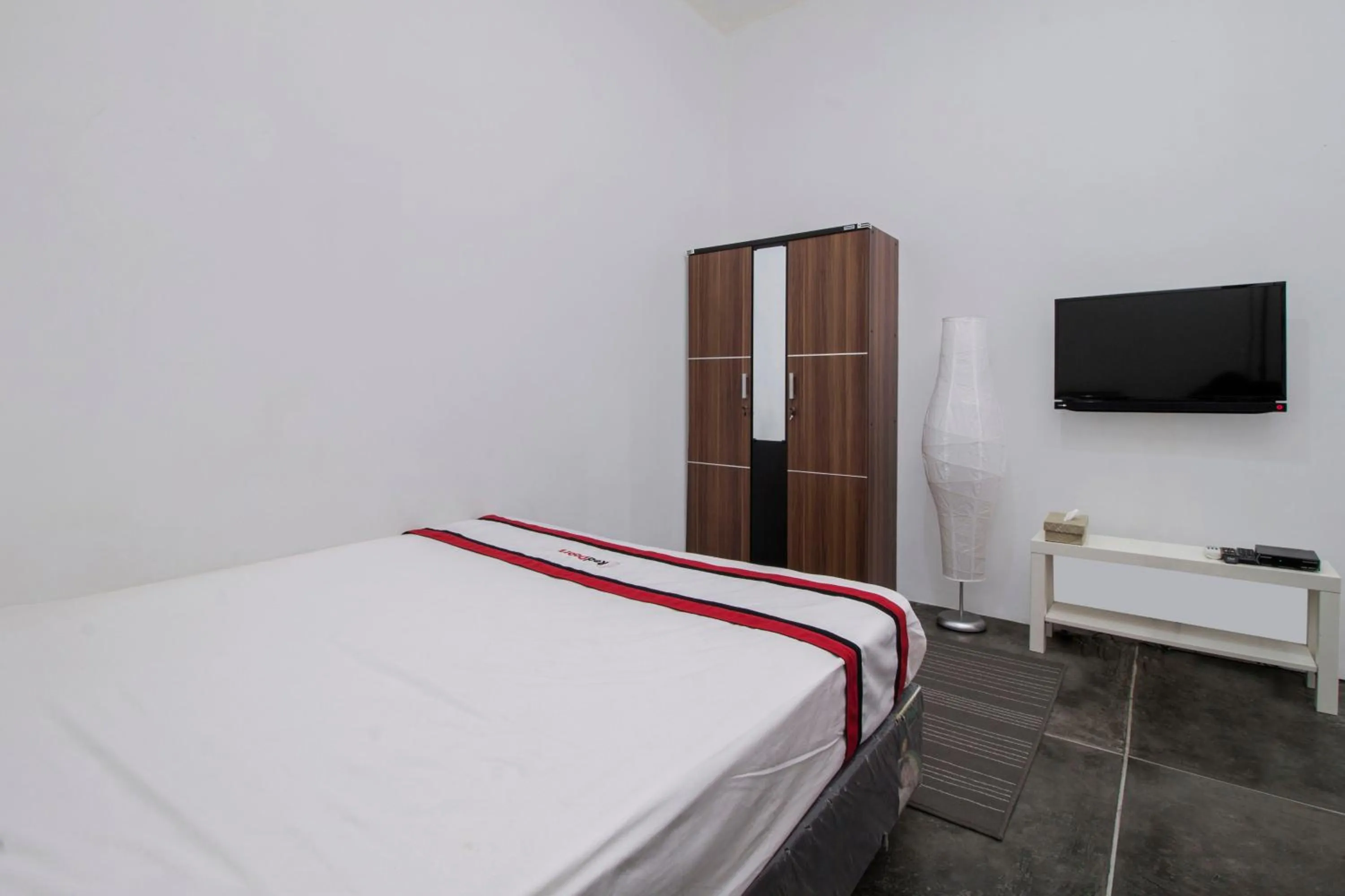 Bedroom, Bed in RedDoorz @ Radio Dalam