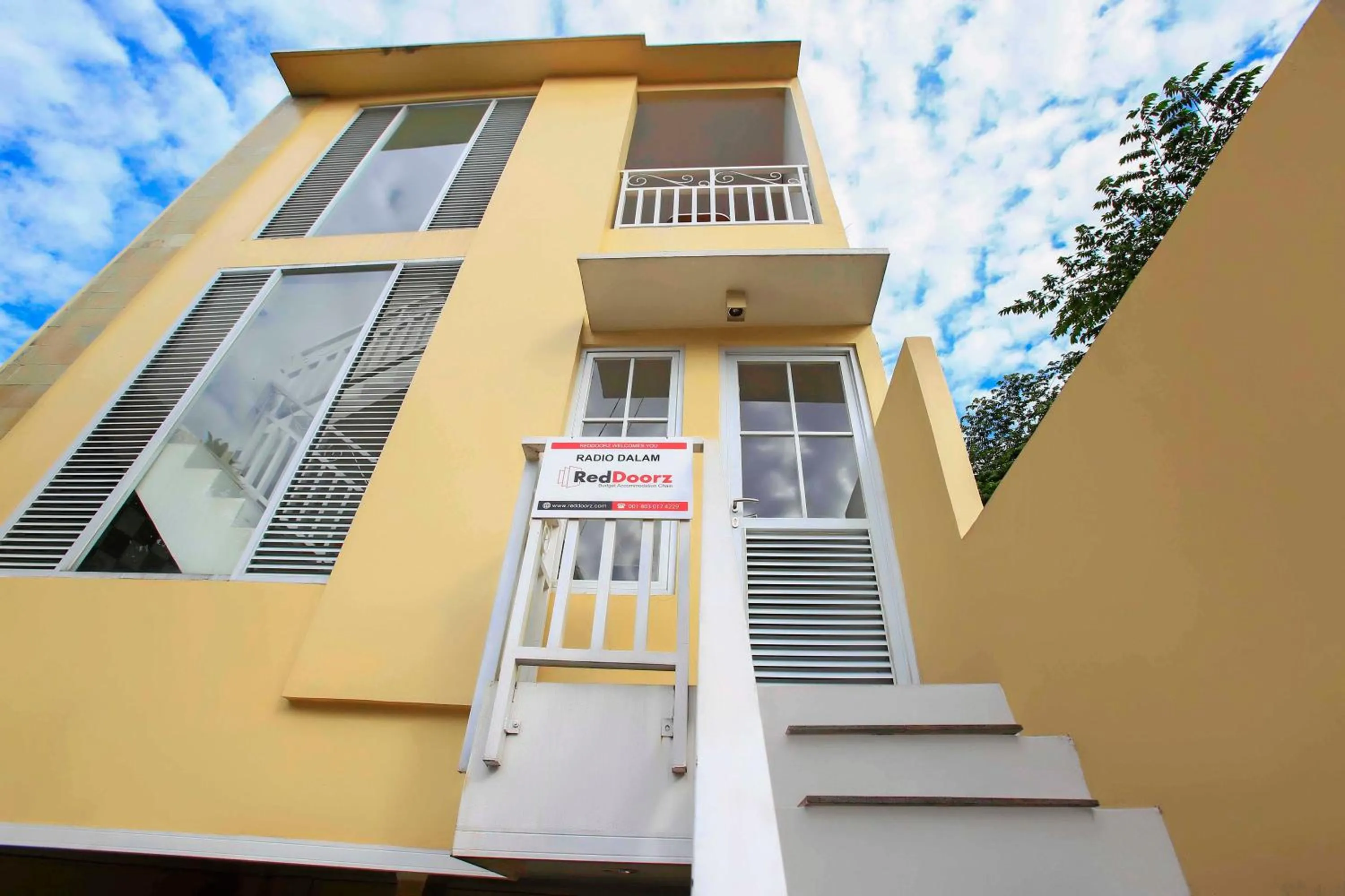 Property building in RedDoorz @ Radio Dalam