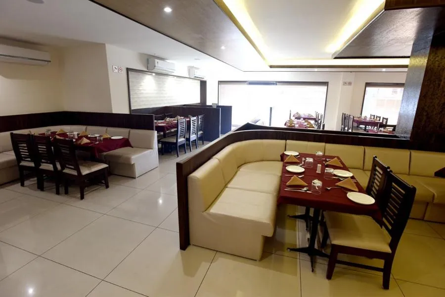 Restaurant/places to eat in Hotel Sach Regency