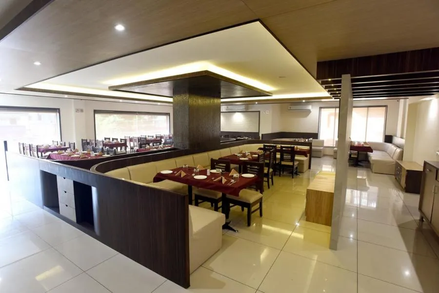 Restaurant/places to eat in Hotel Sach Regency