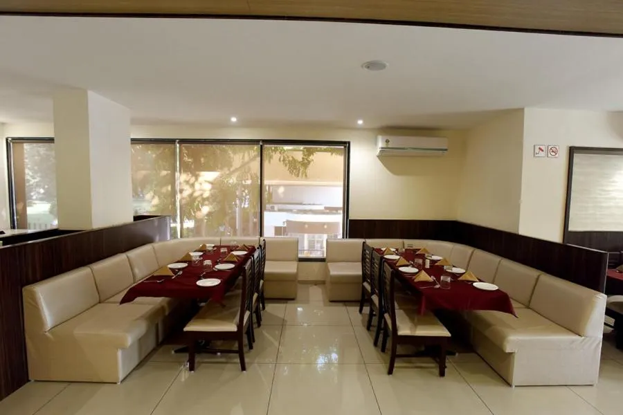 Restaurant/places to eat in Hotel Sach Regency