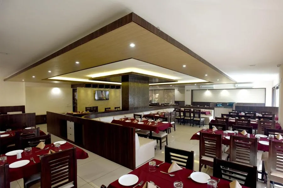 Restaurant/places to eat in Hotel Sach Regency