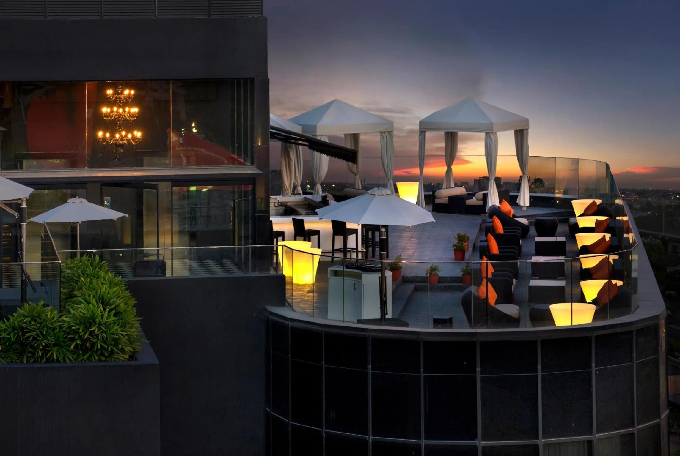 Restaurant/places to eat in The Waverly Hotel & Residences