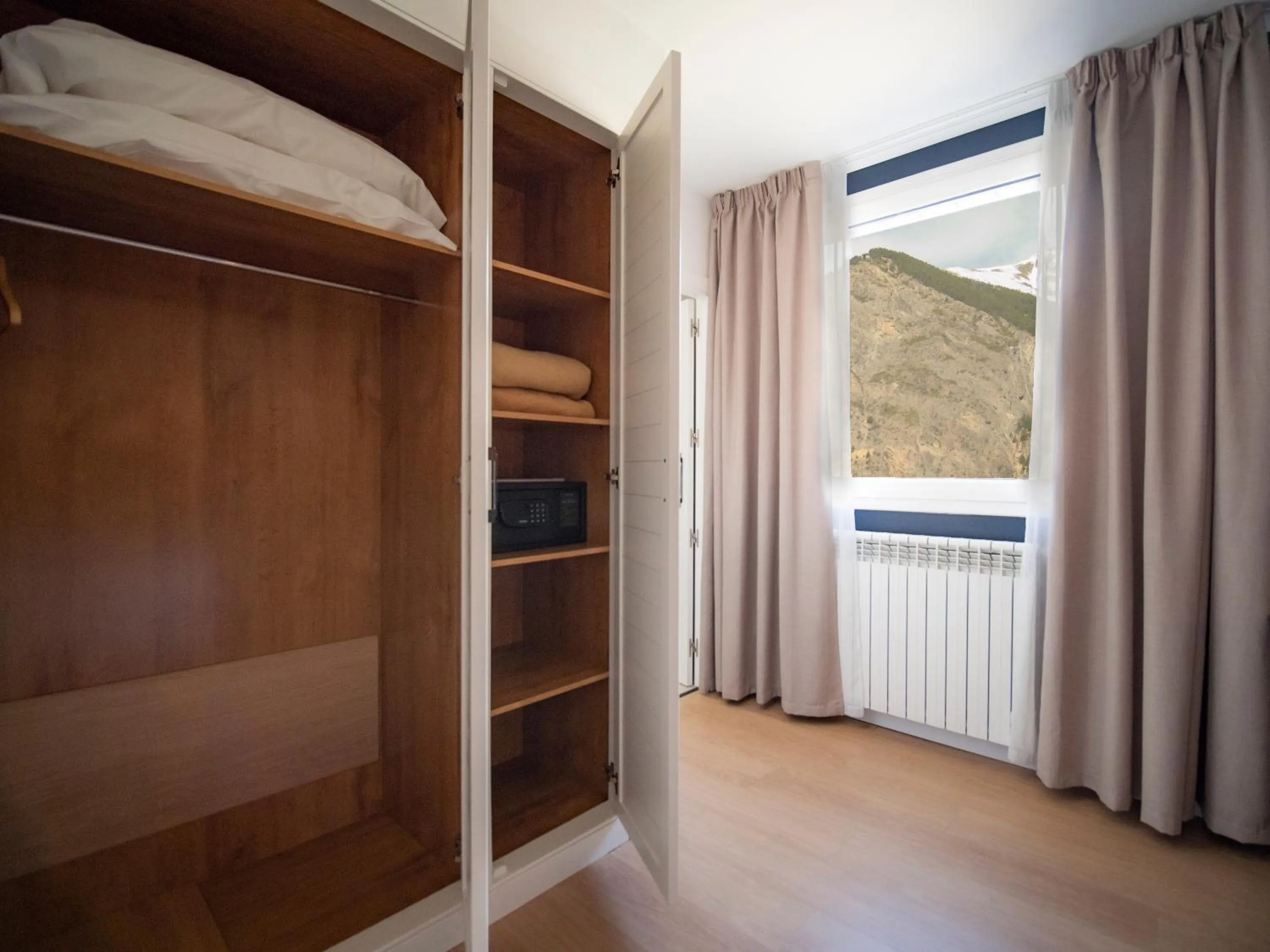 Photo of the whole room, Bed in Hotel Roc Meler