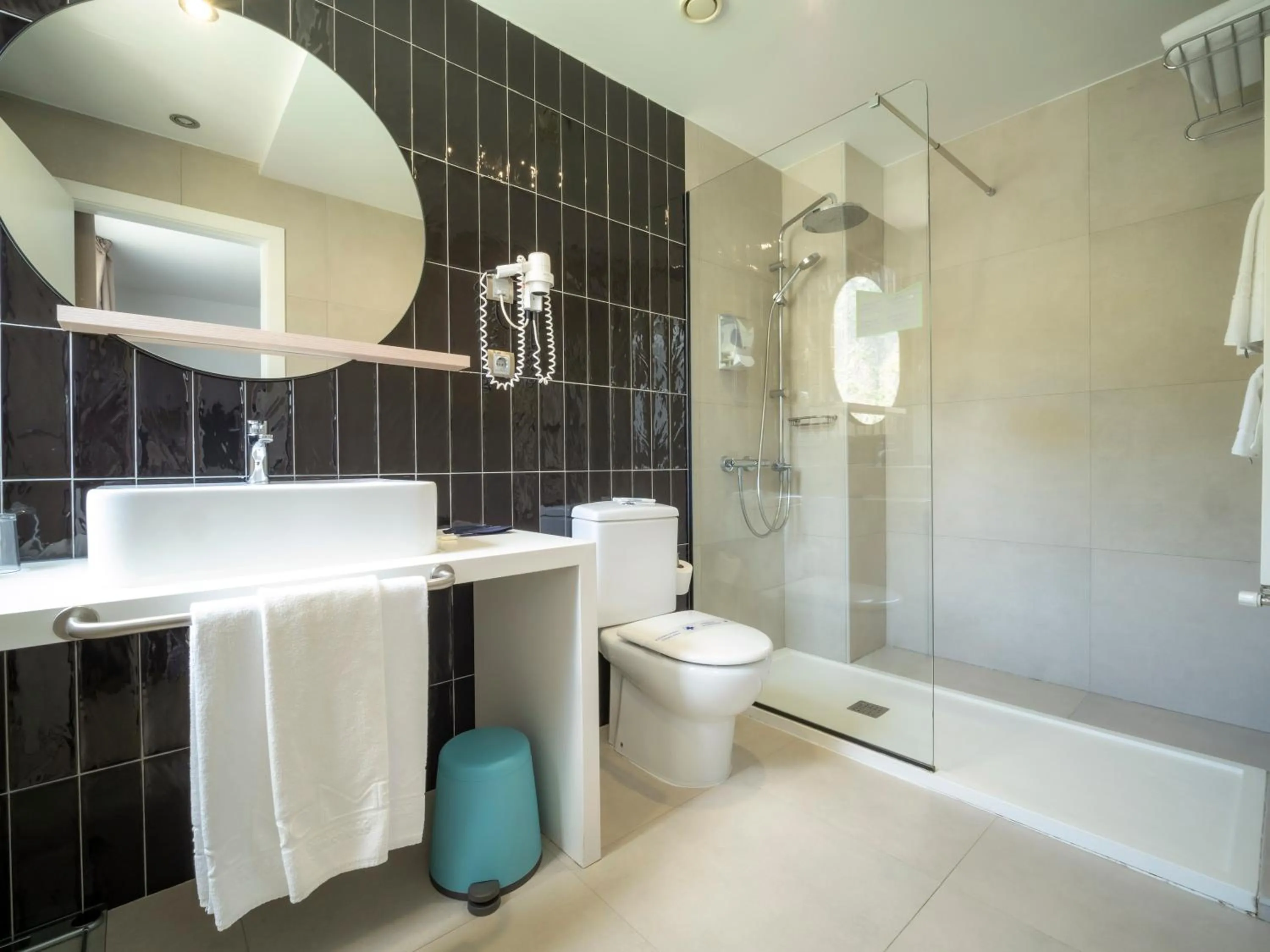 Shower in Hotel Roc Meler