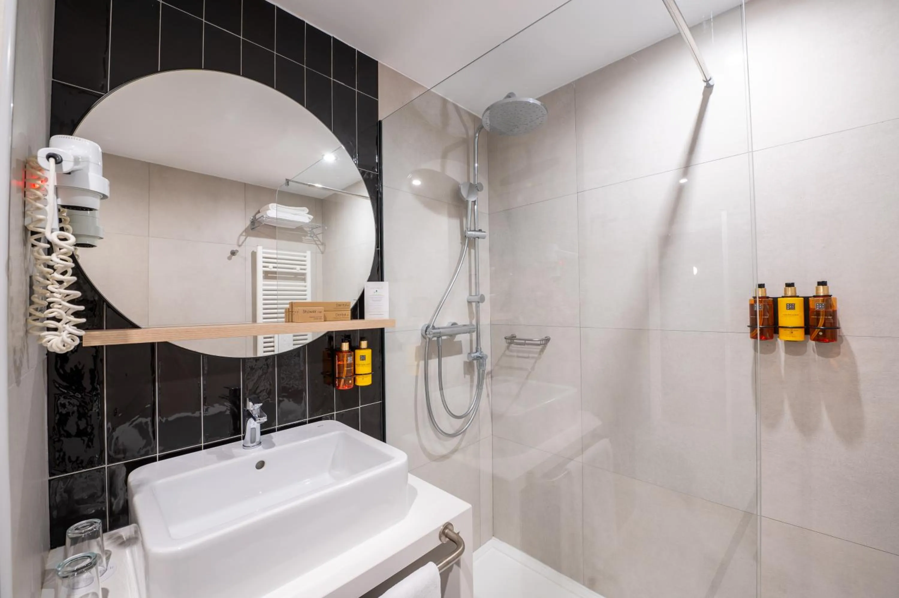 Shower in Hotel Roc Meler