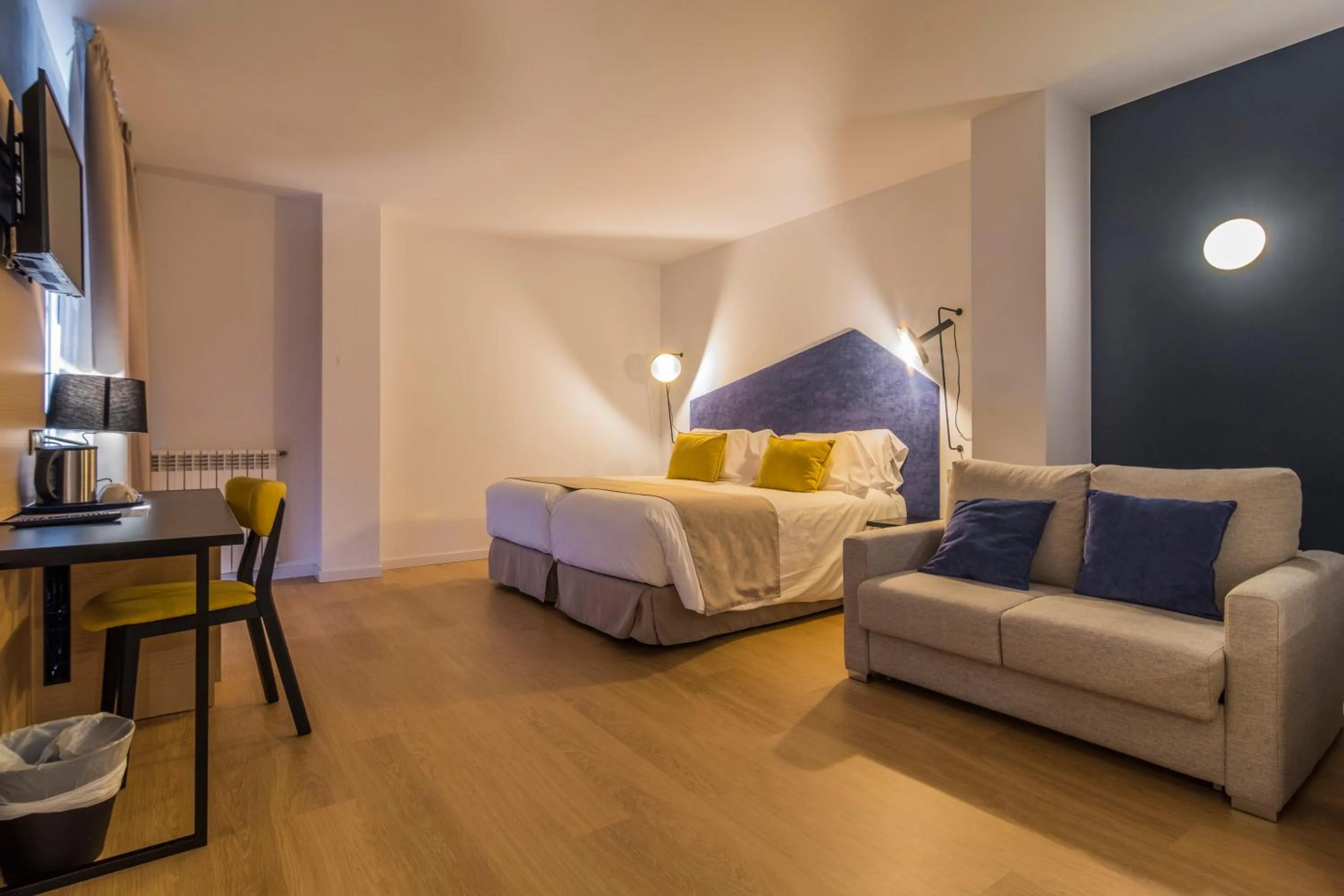 Living room, Bed in Hotel Roc Meler