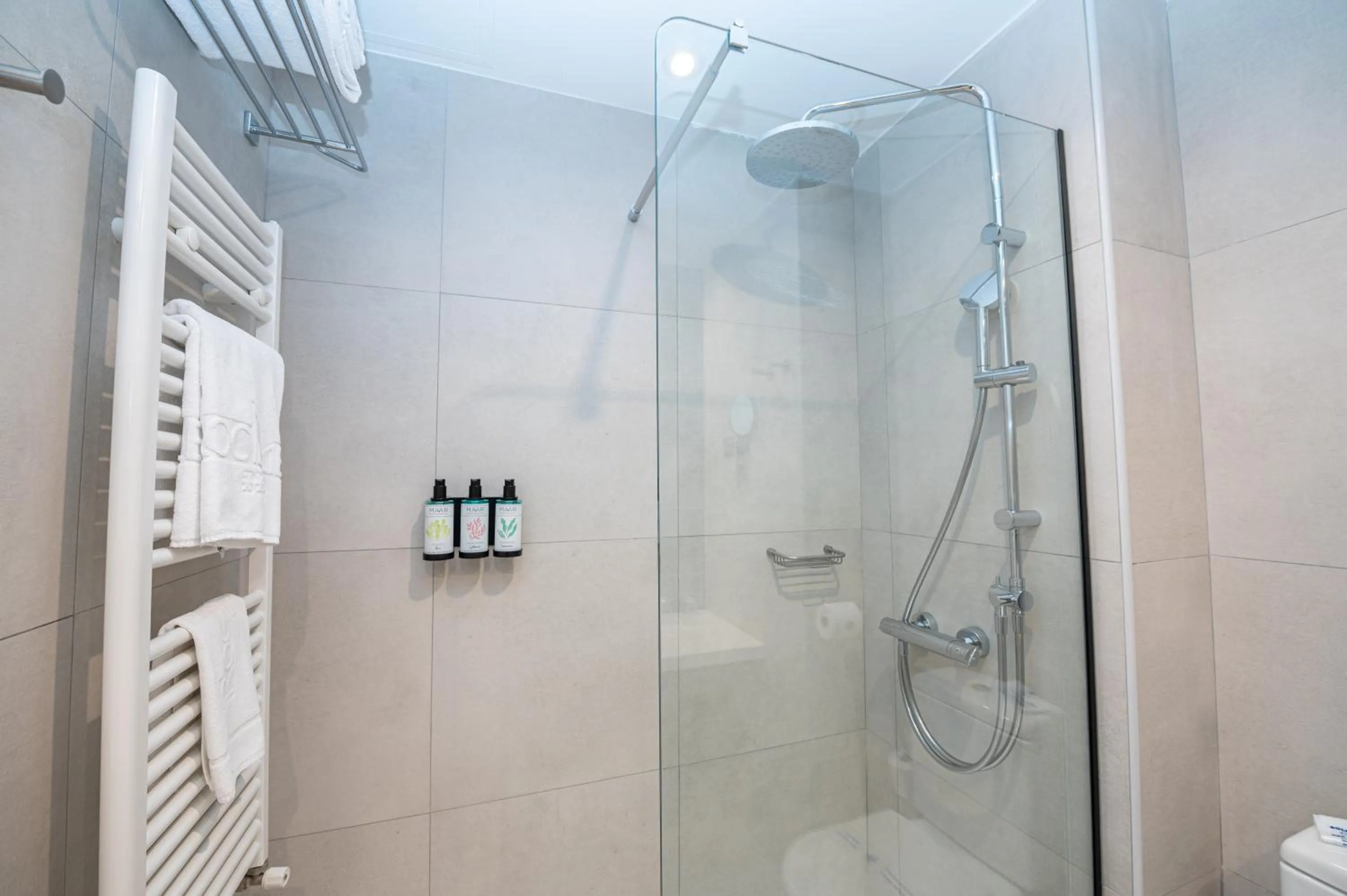 Shower in Hotel Roc Meler