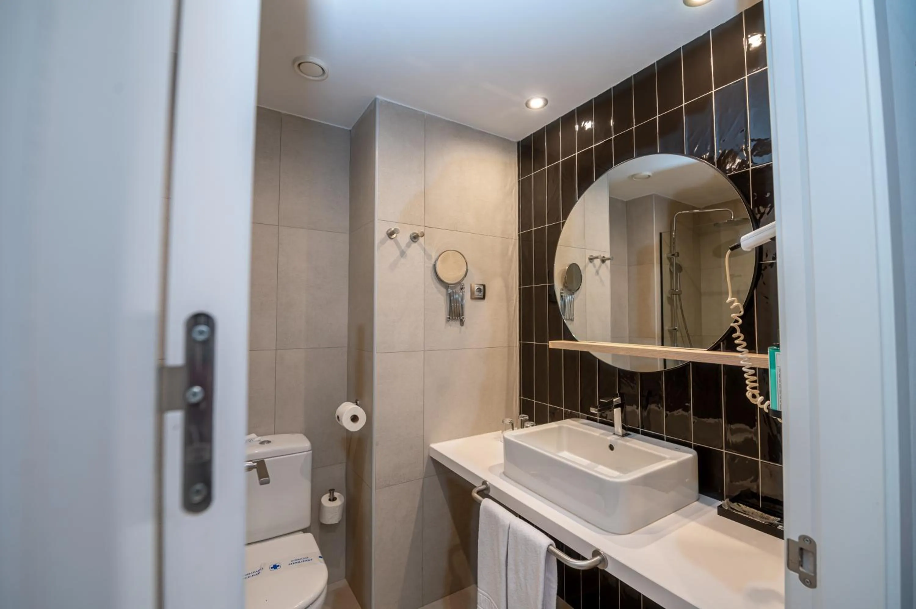 Shower in Hotel Roc Meler