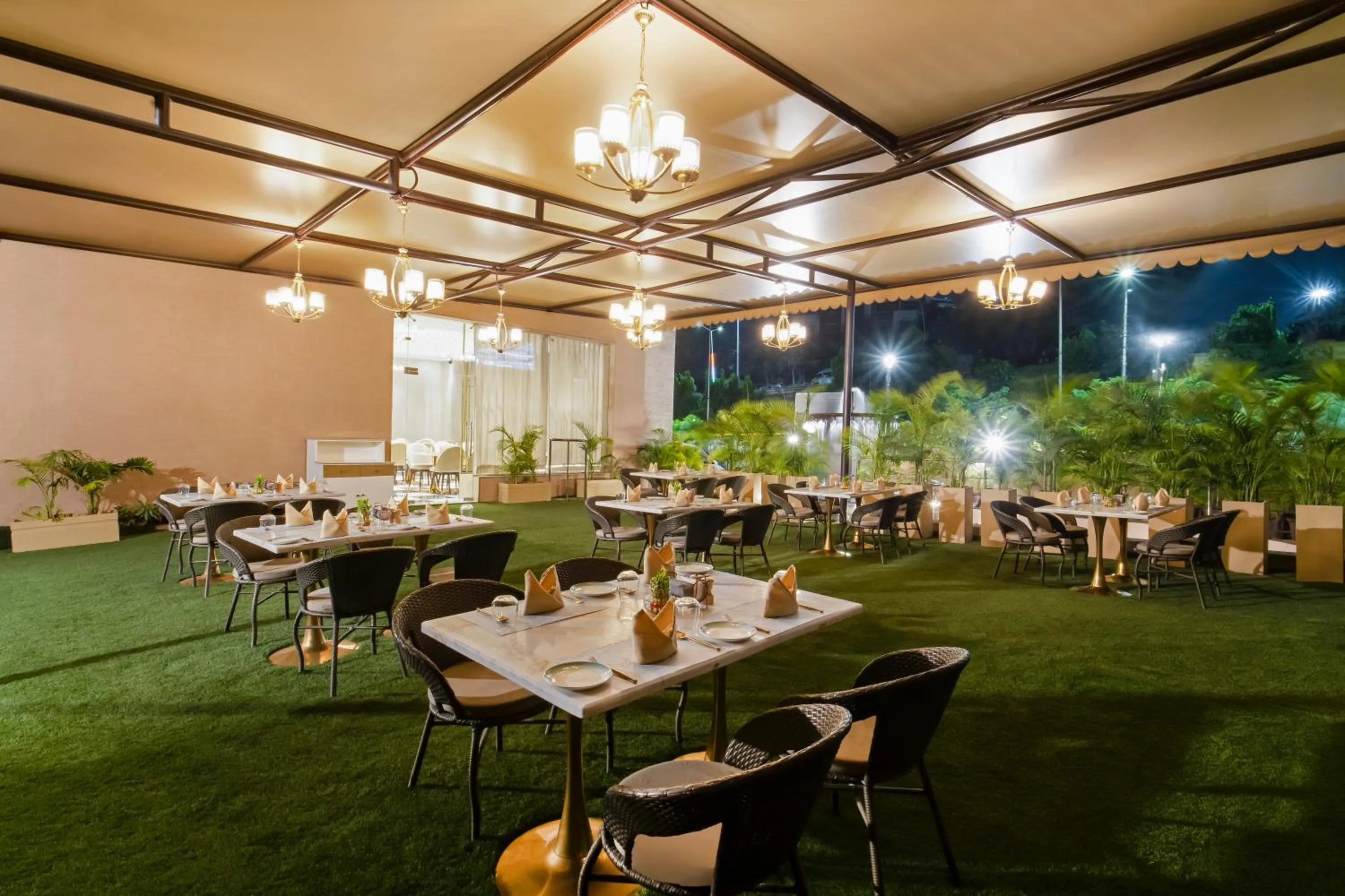 Restaurant/places to eat in Grand Plaza Lords Inn Jammu