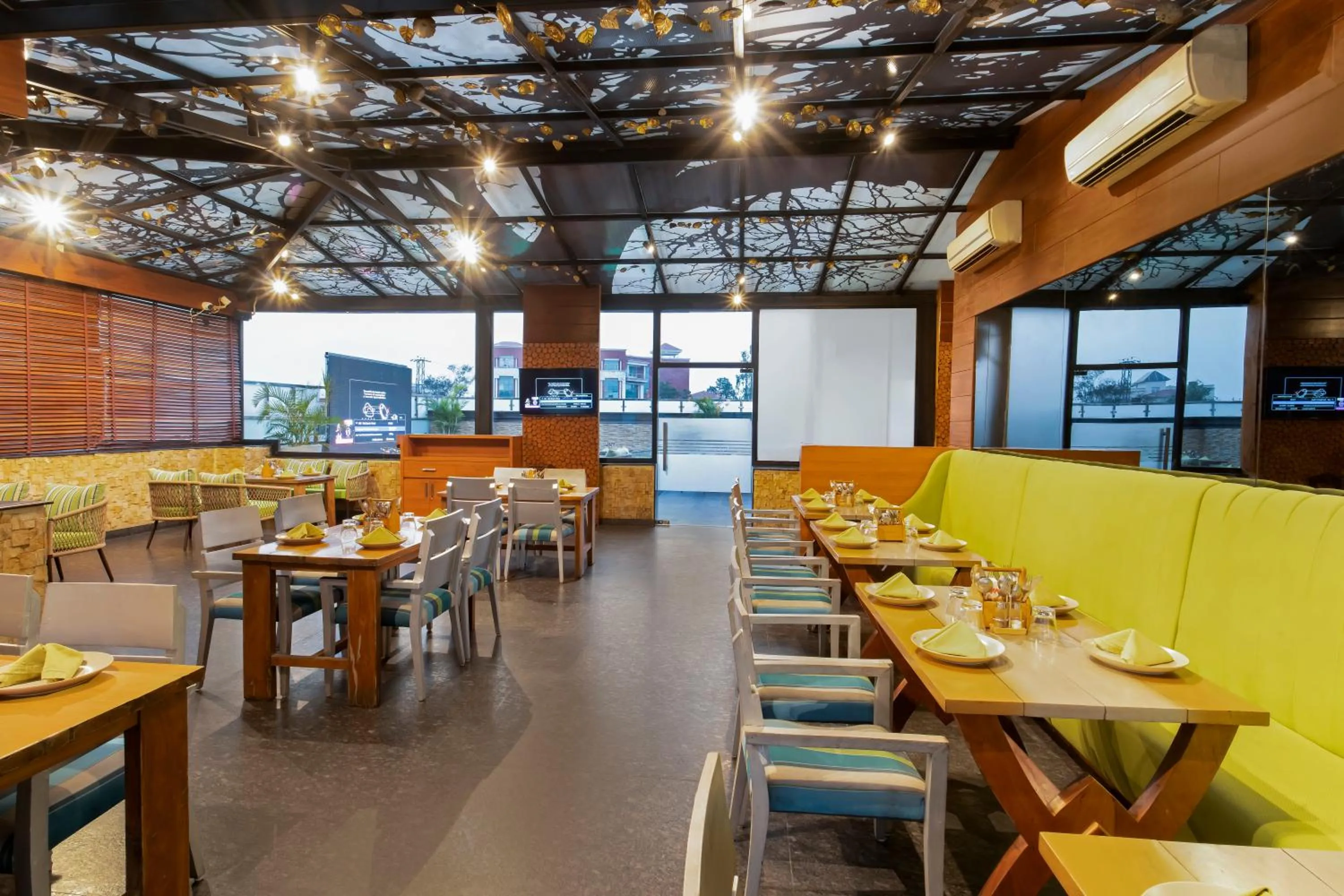 Restaurant/places to eat in Grand Plaza Lords Inn Jammu