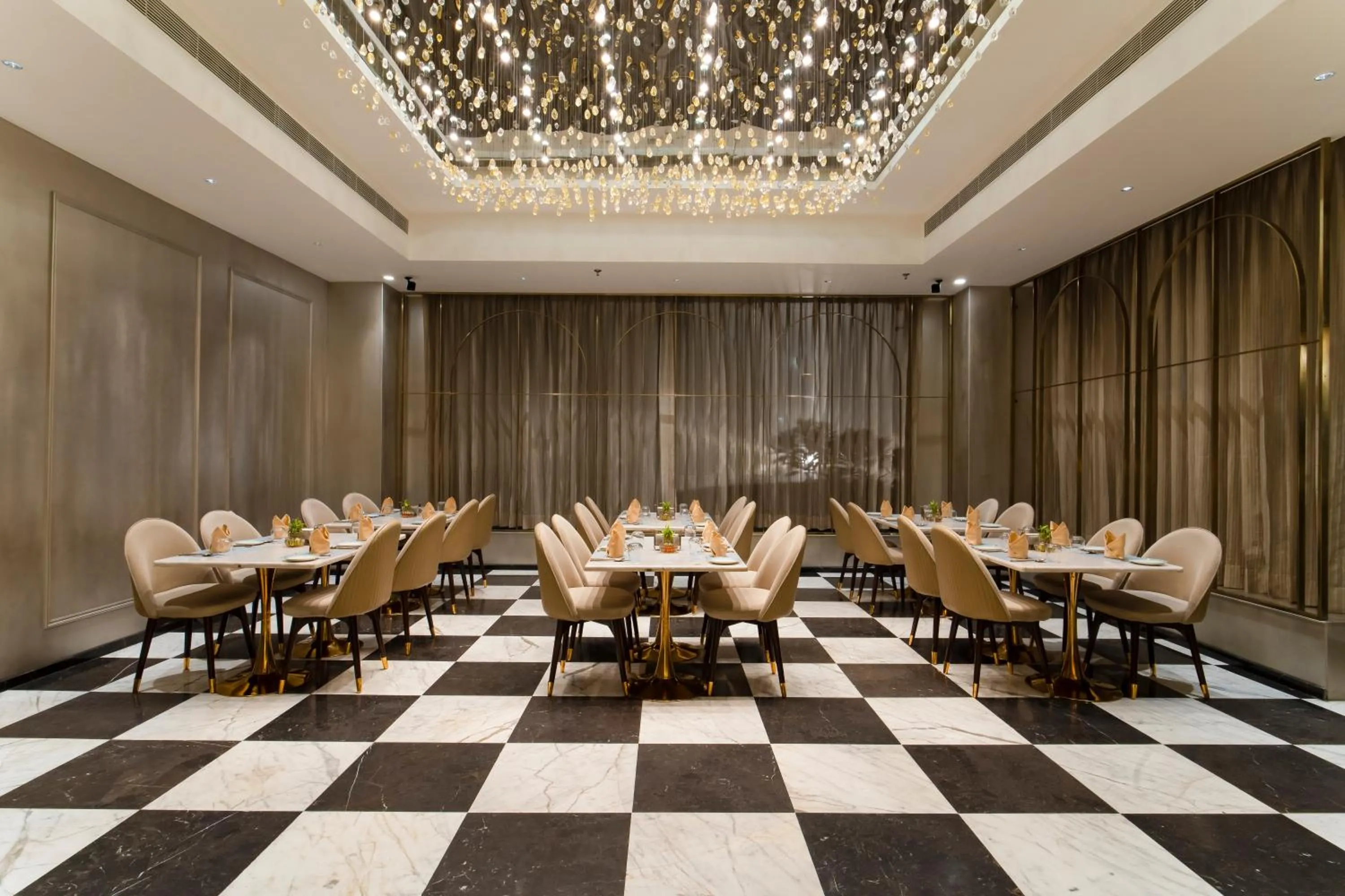 Restaurant/places to eat in Grand Plaza Lords Inn Jammu