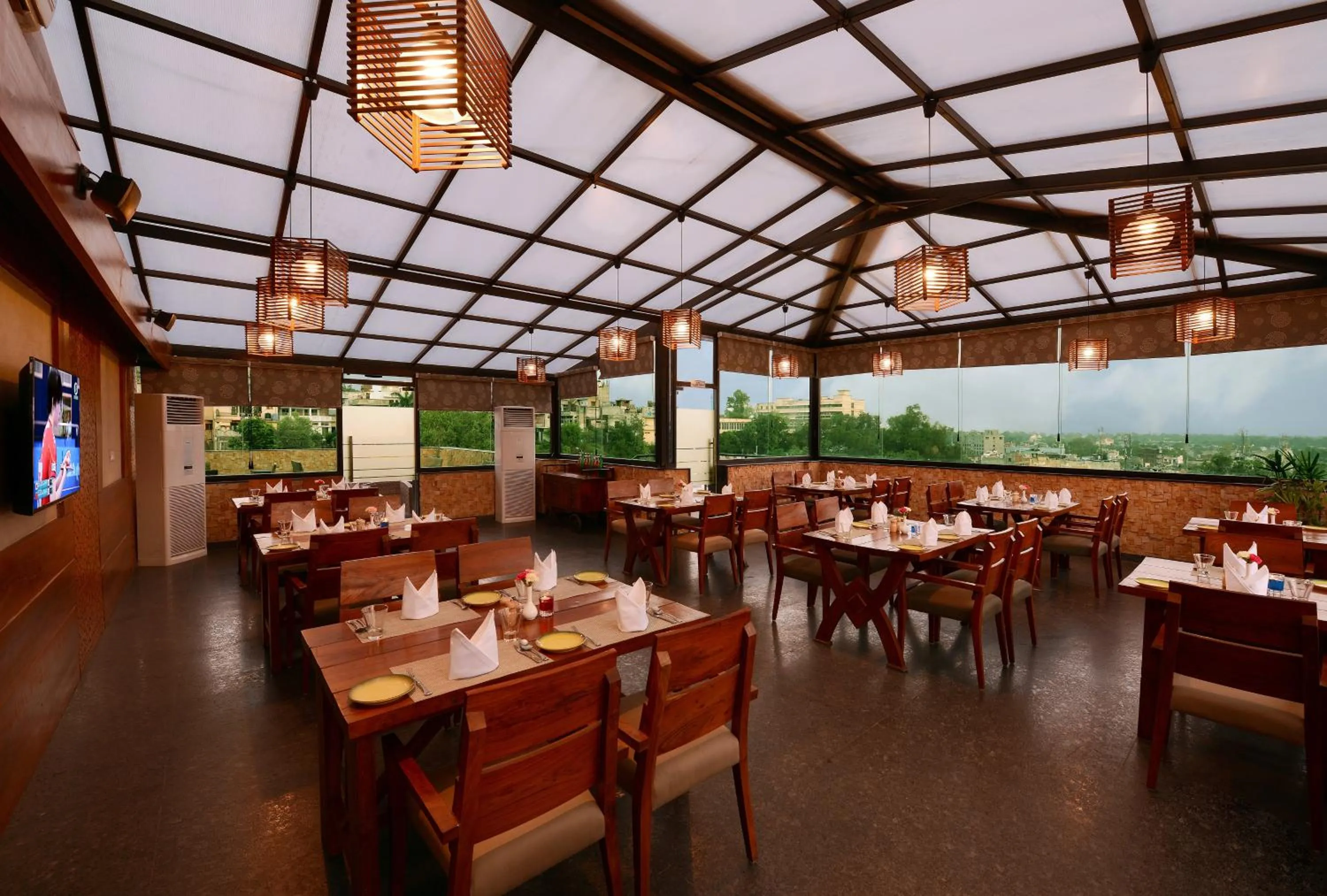 Restaurant/places to eat in Grand Plaza Lords Inn Jammu