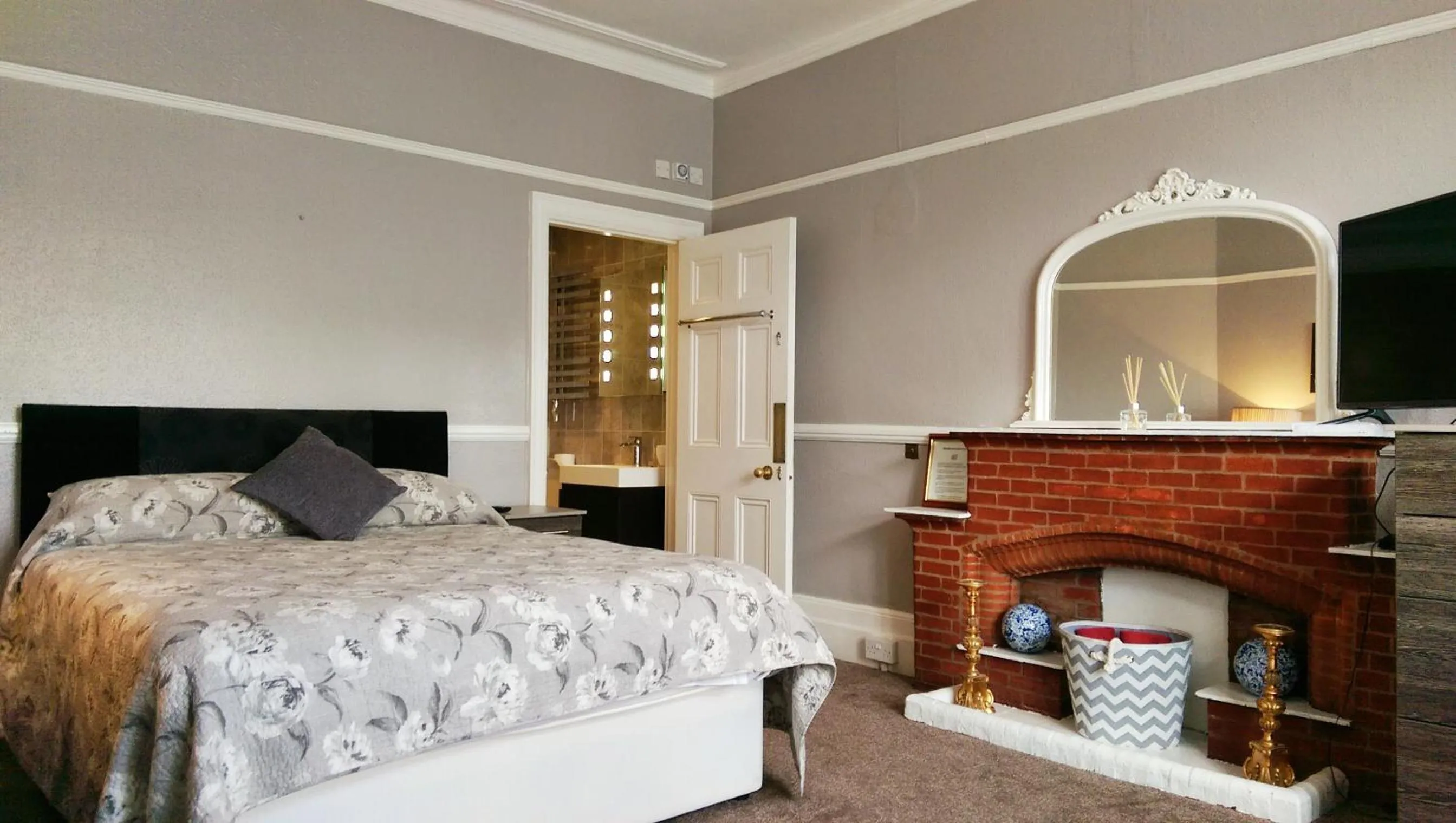 Bedroom, Bed in Glendevon House Hotel