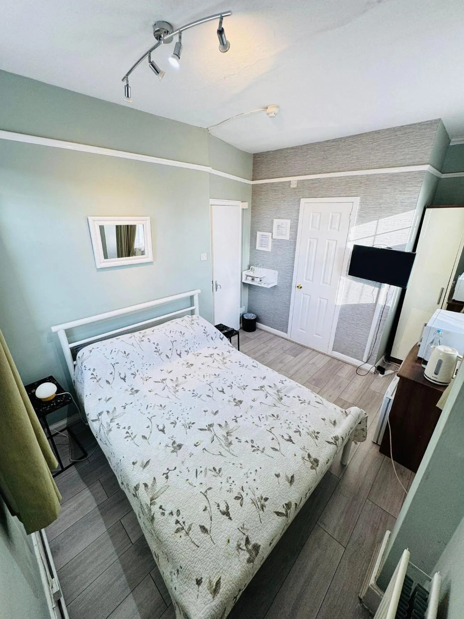 Bed in Glendevon House Hotel