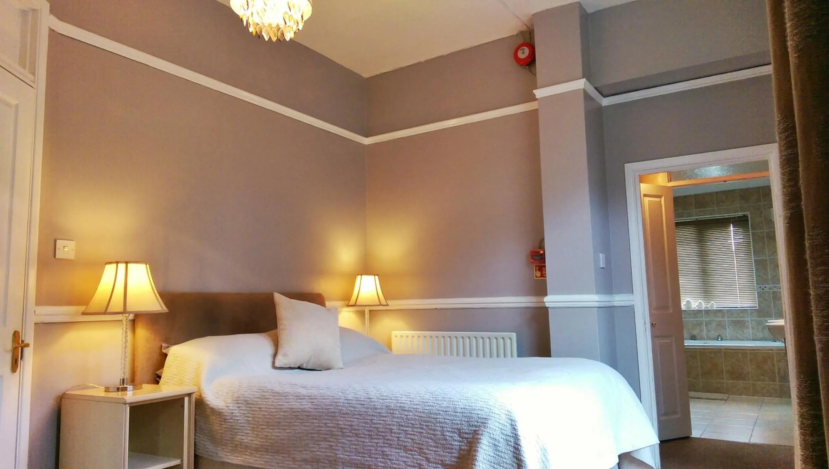 Bedroom, Bed in Glendevon House Hotel