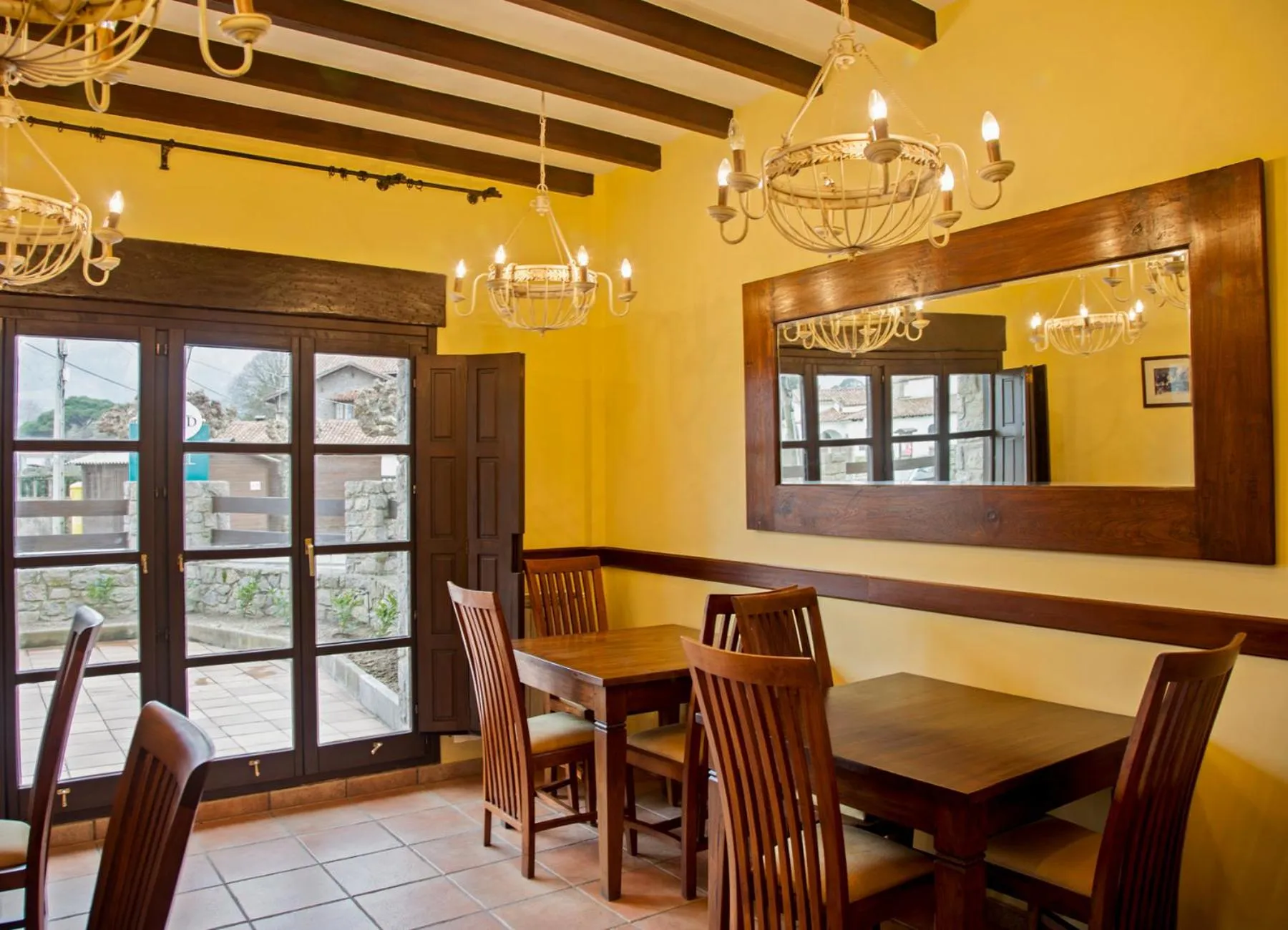 Restaurant/places to eat in Hotel The Island