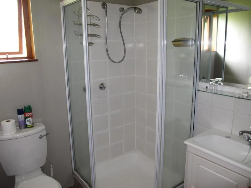 Shower in Midlands Forest Lodge