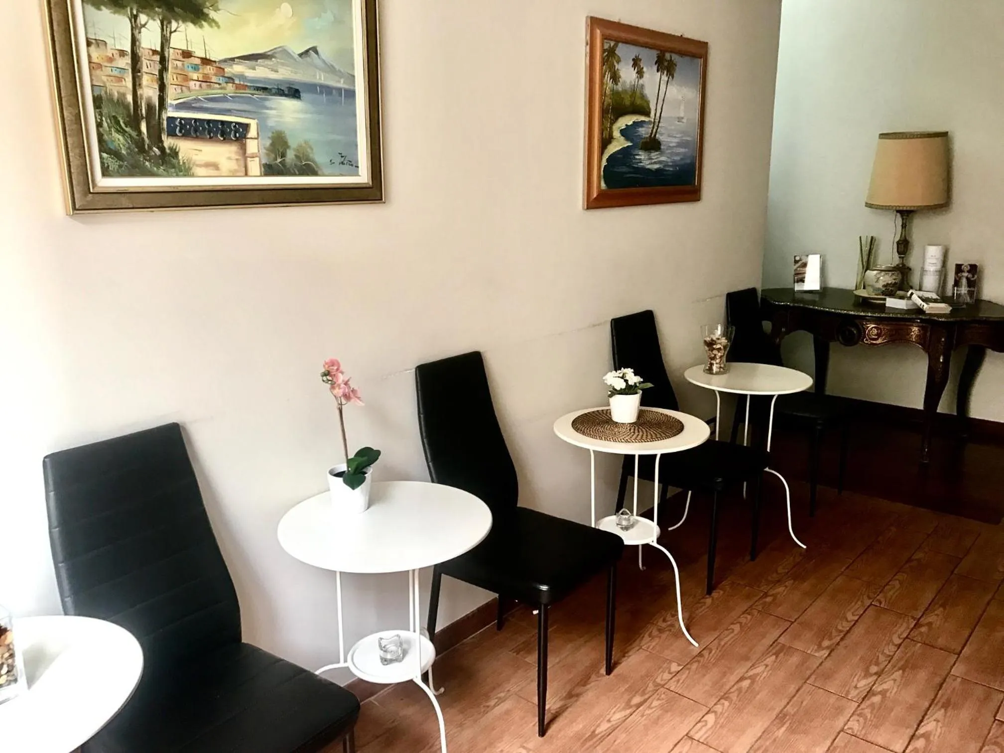 Communal lounge/ TV room in Dreams Roma B&B