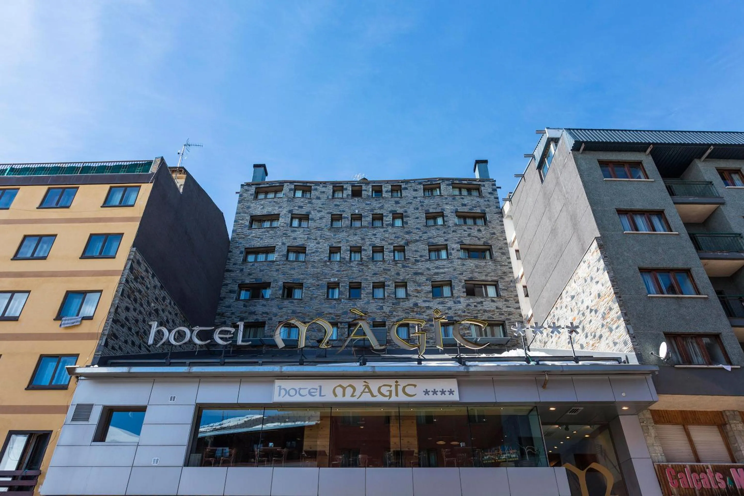 Property building in Hotel Màgic Pas by Nexta