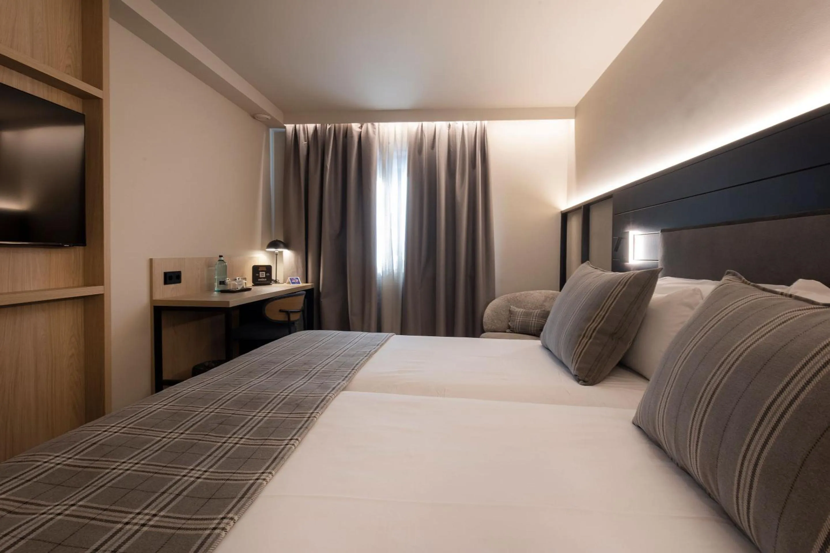 Bedroom, Bed in Hotel Màgic Pas by Nexta