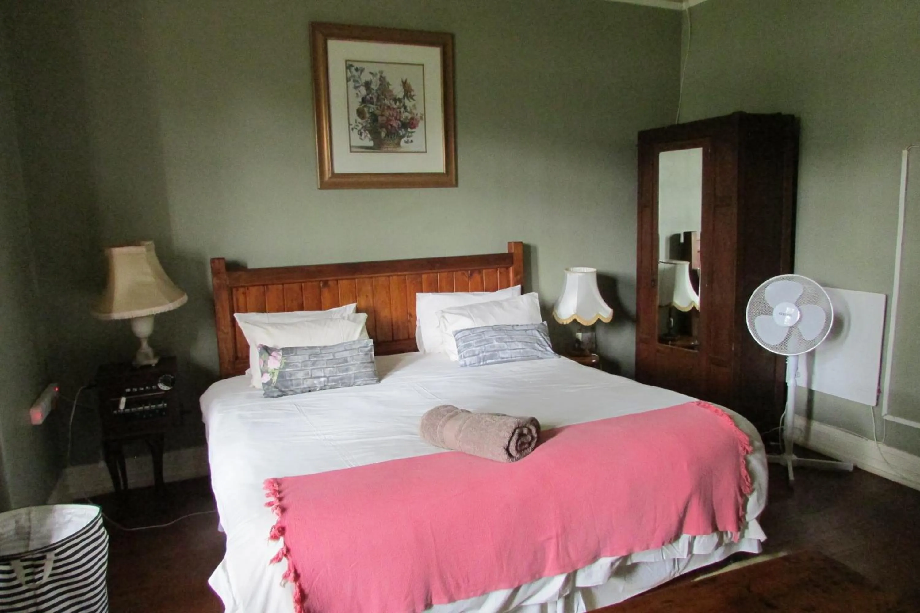 Bedroom, Bed in Absolute Leisure Cottages