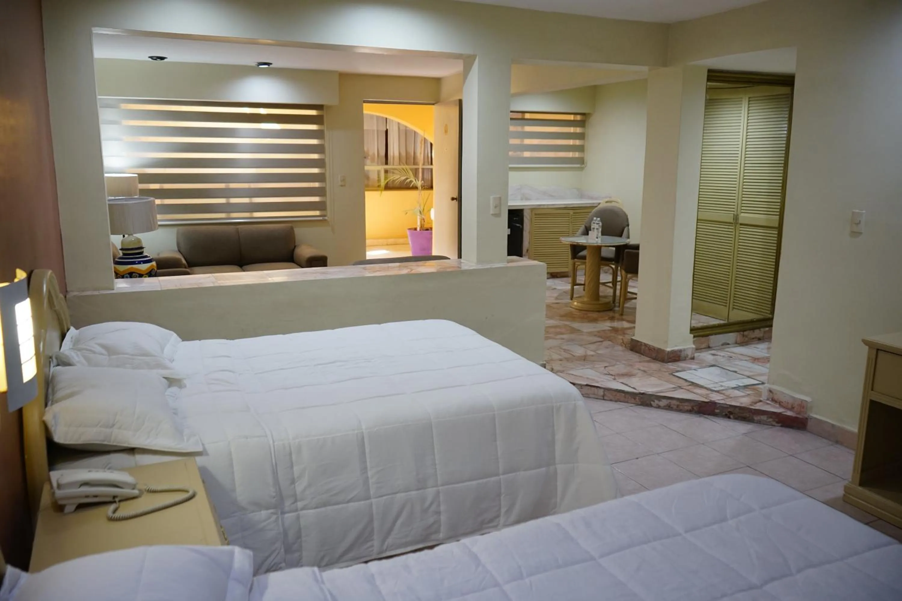 Bed in Hotel Posada del Sol Inn