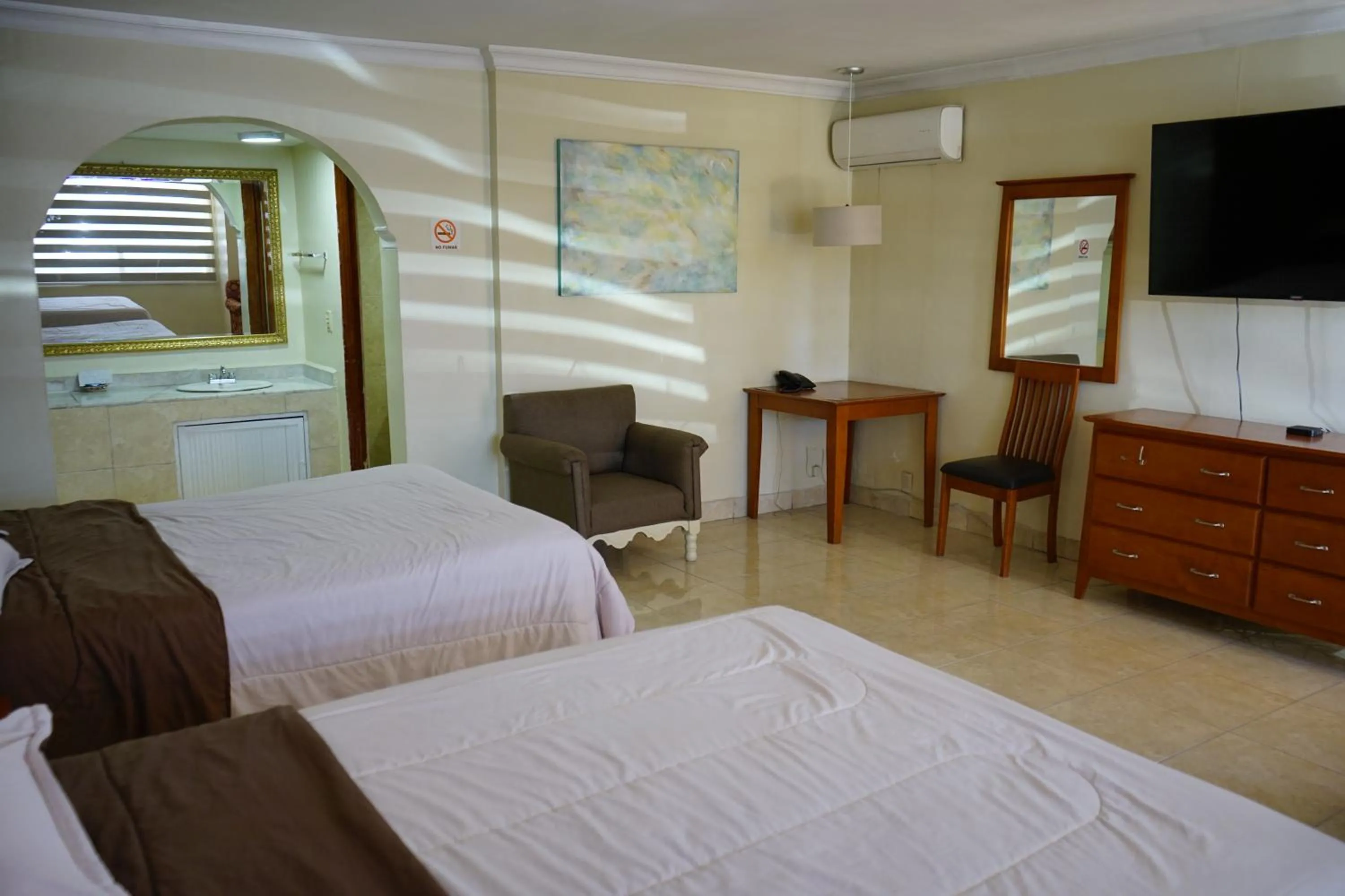 Bed in Hotel Posada del Sol Inn