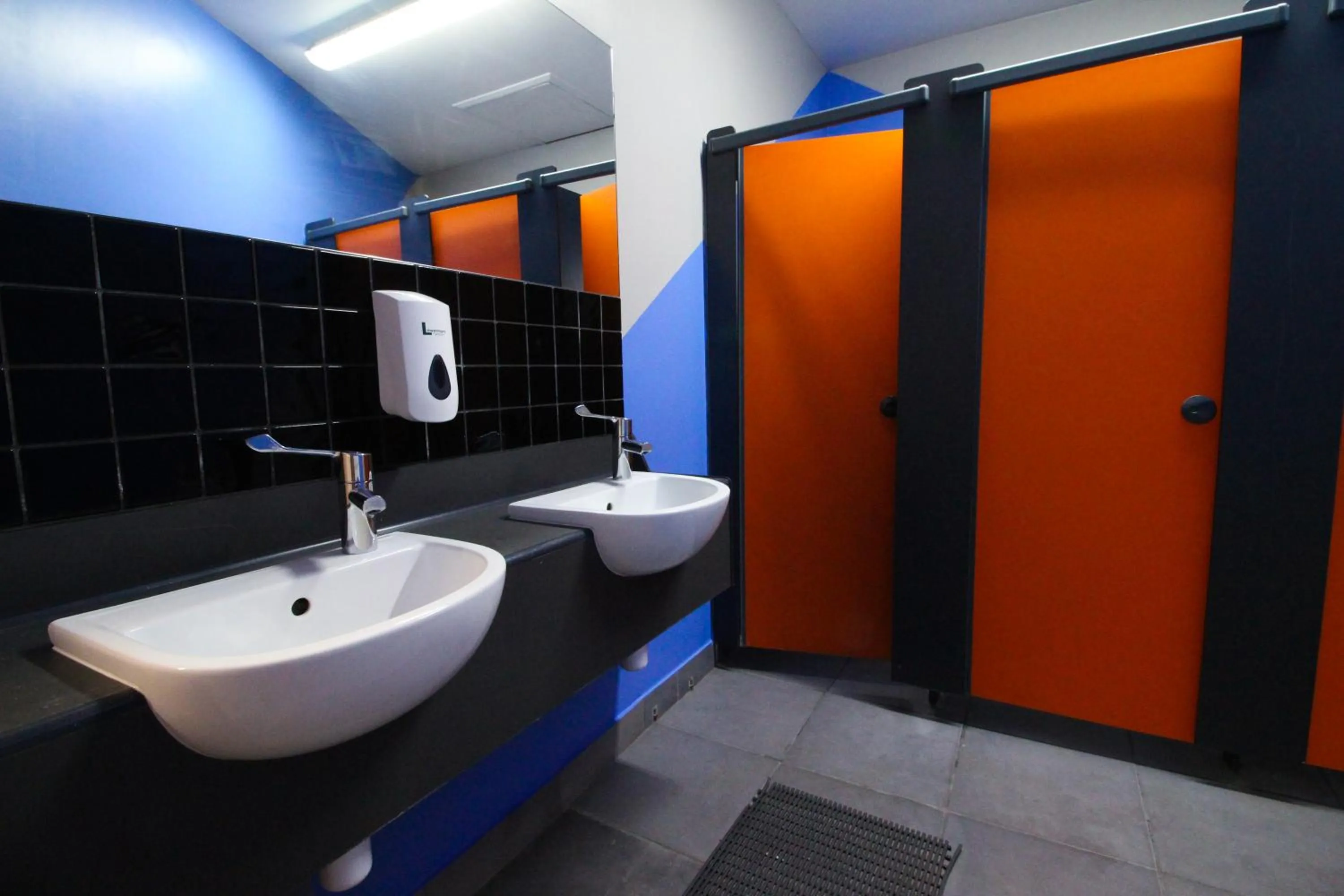 Bathroom in London Backpackers Youth Hostel 18 - 35 Years Old Only