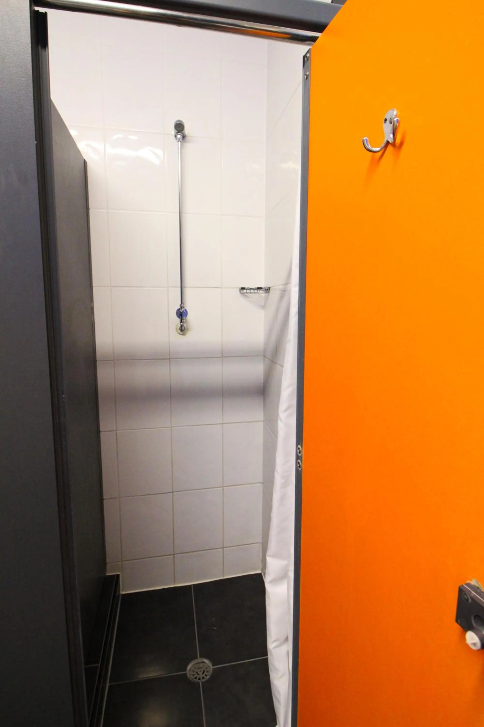 Bathroom in London Backpackers Youth Hostel 18 - 35 Years Old Only