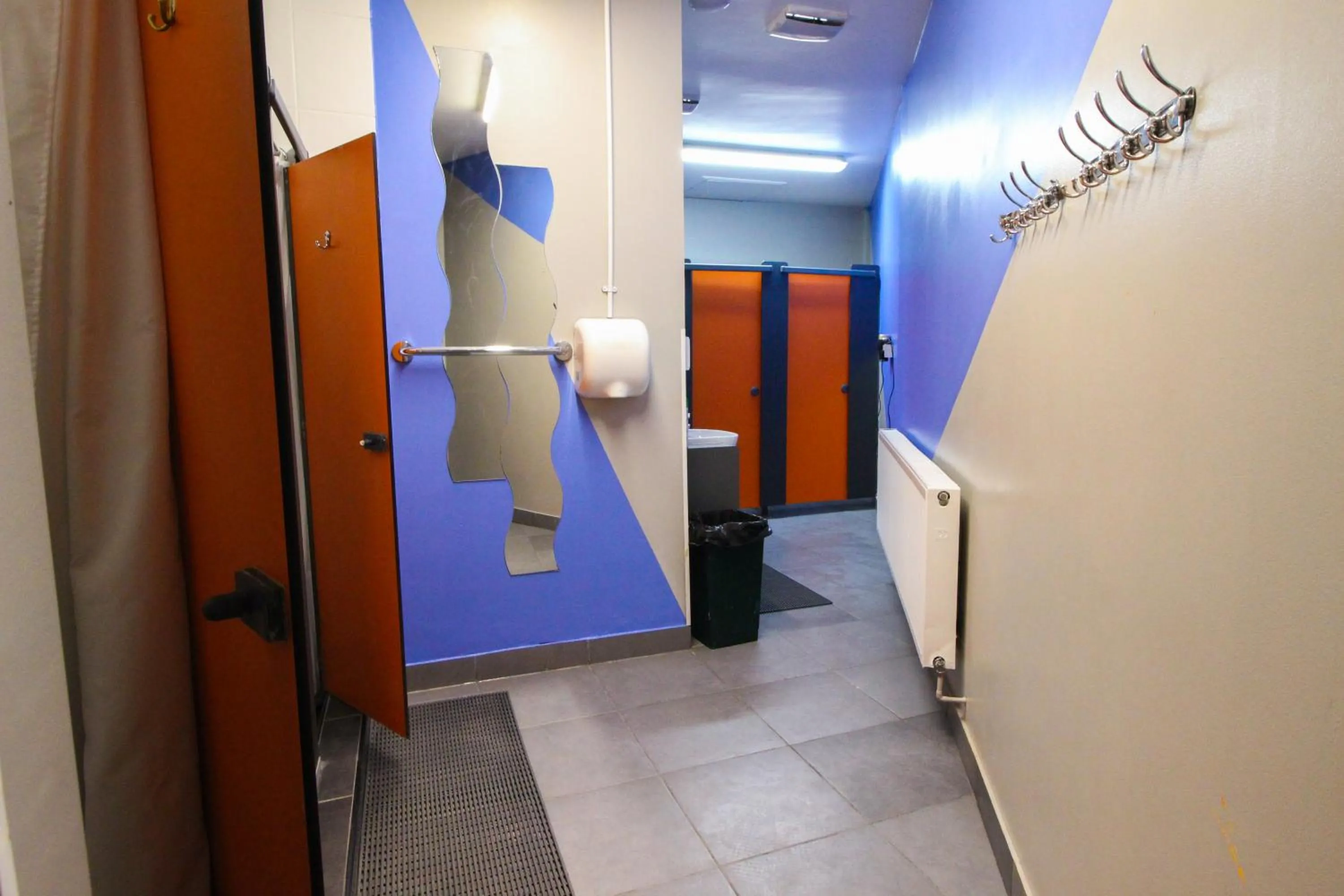 Bathroom in London Backpackers Youth Hostel 18 - 35 Years Old Only