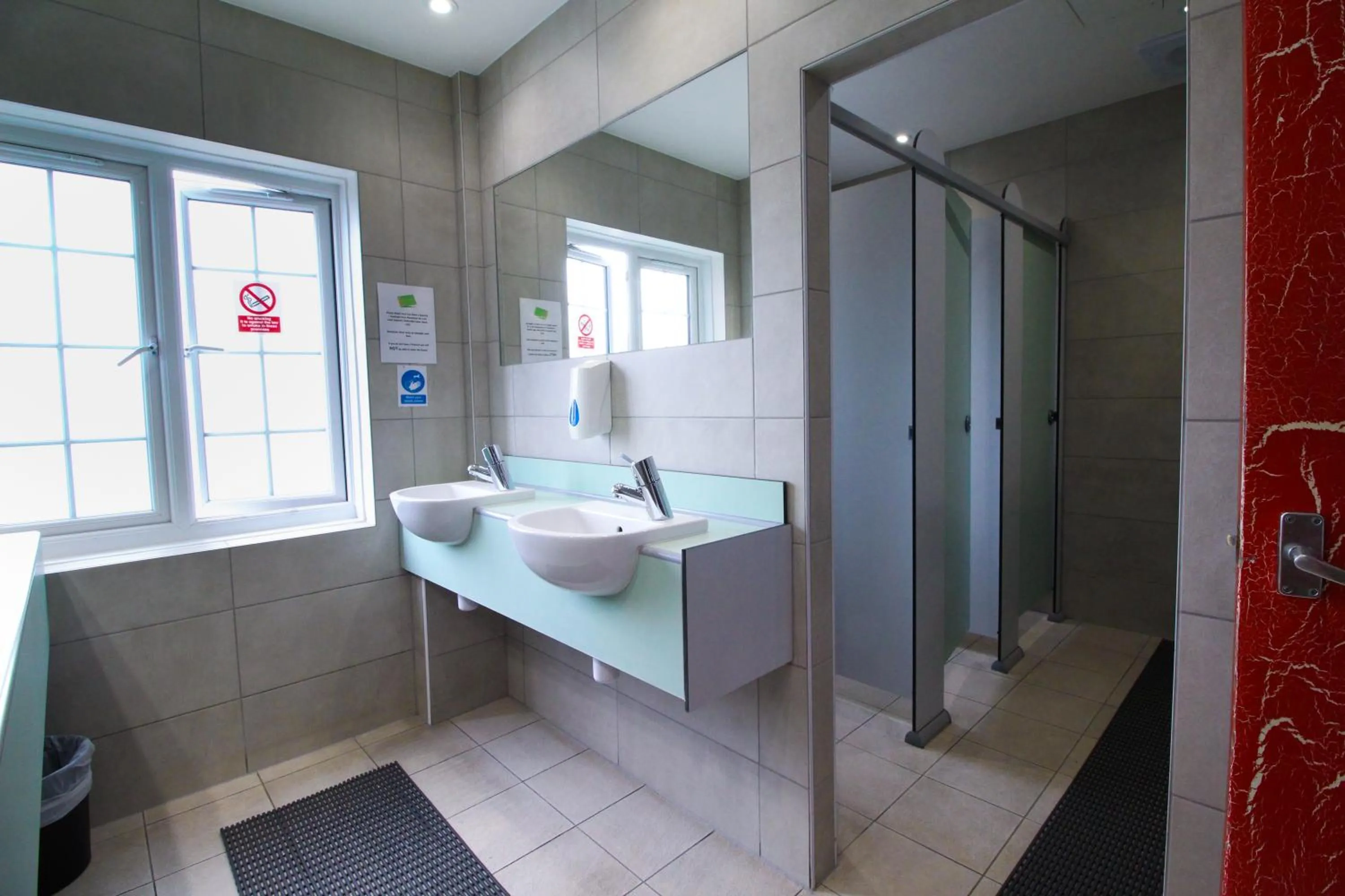 Bathroom in London Backpackers Youth Hostel 18 - 35 Years Old Only