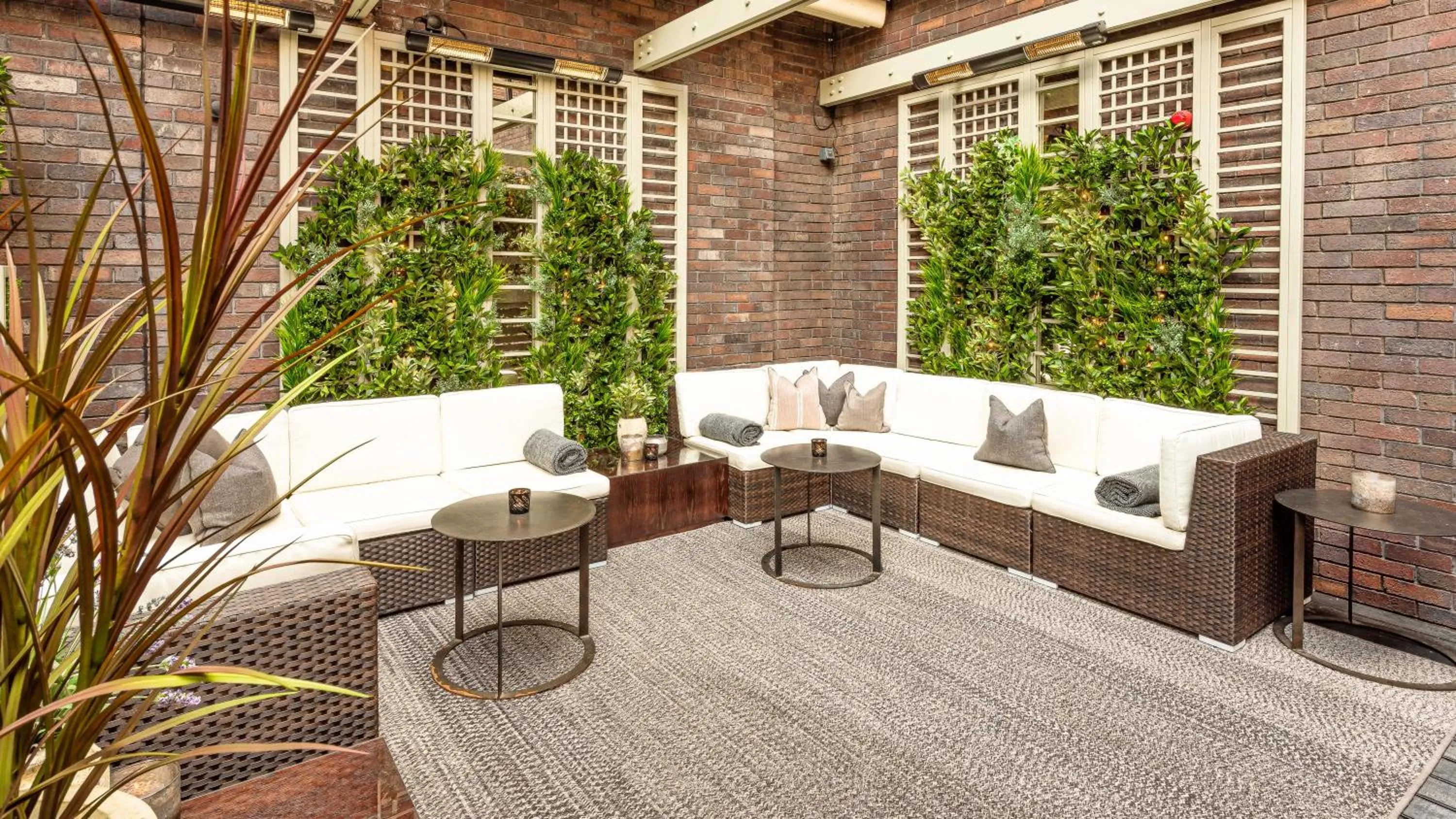 Patio in Dakota Glasgow