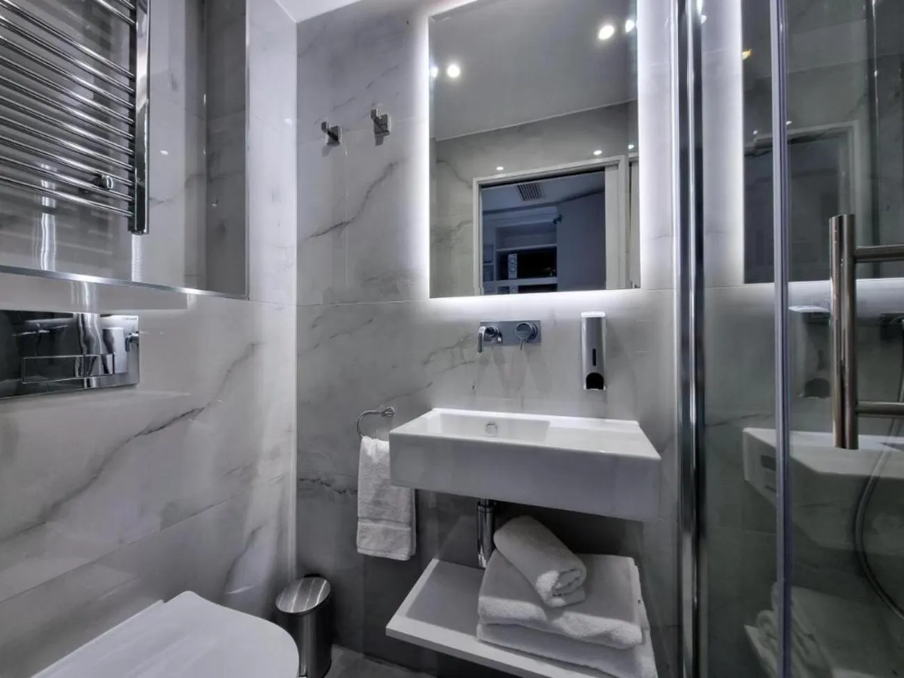 Toilet in NOX Kensington