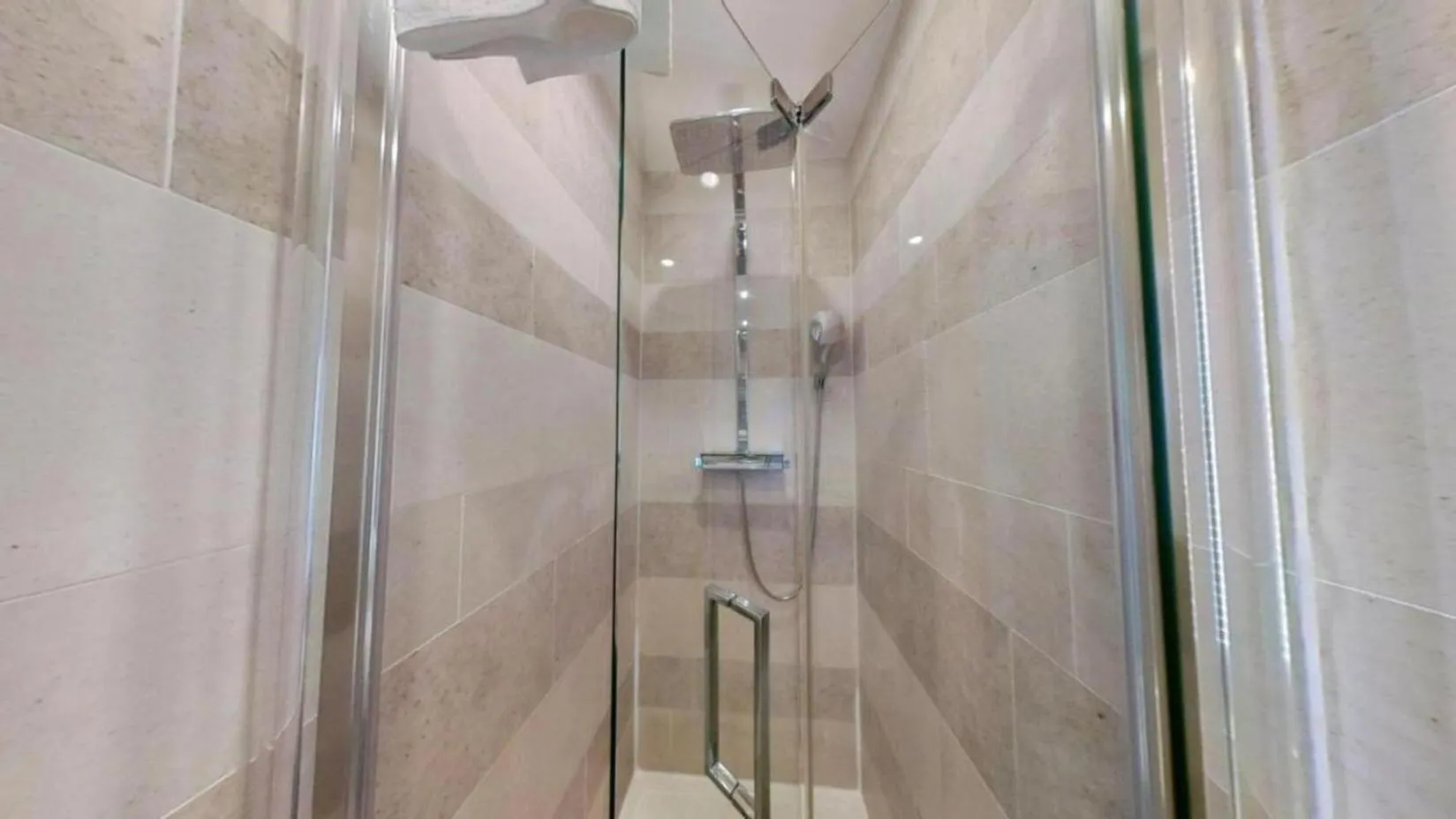 Shower in NOX Kensington