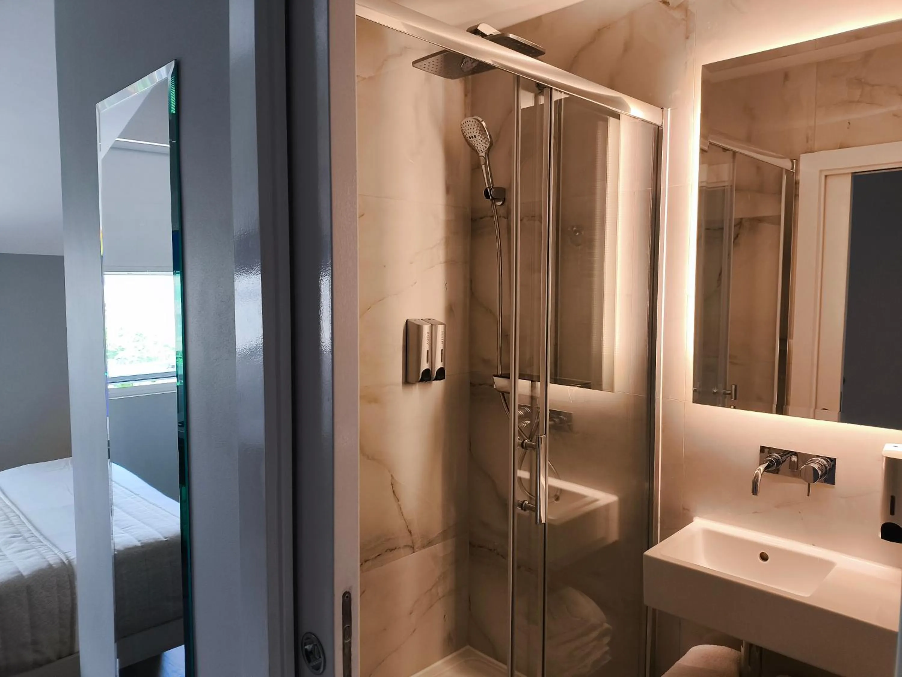 Shower in NOX Kensington