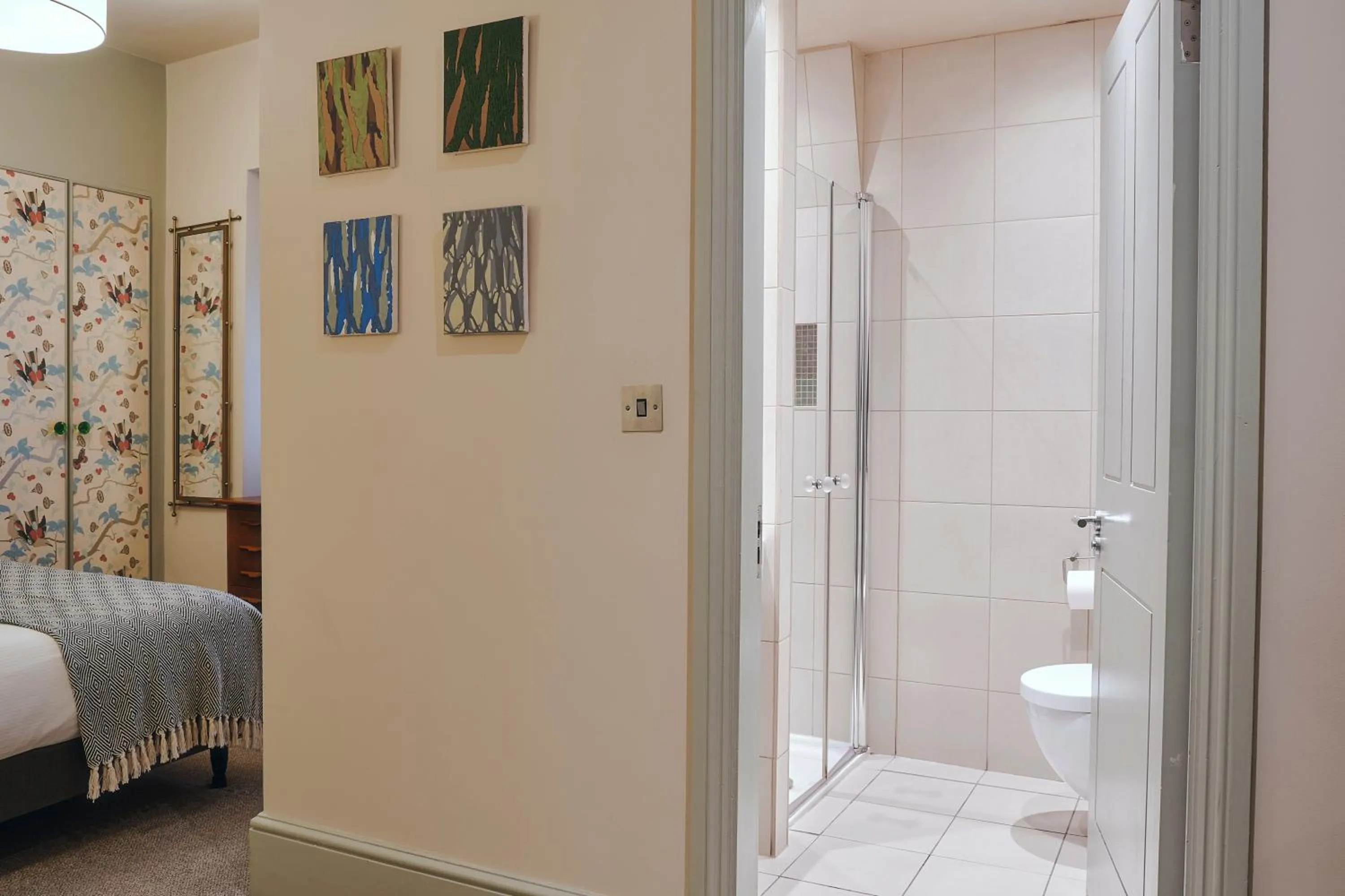 Shower, Bed in Rose and Crown Stoke Newington